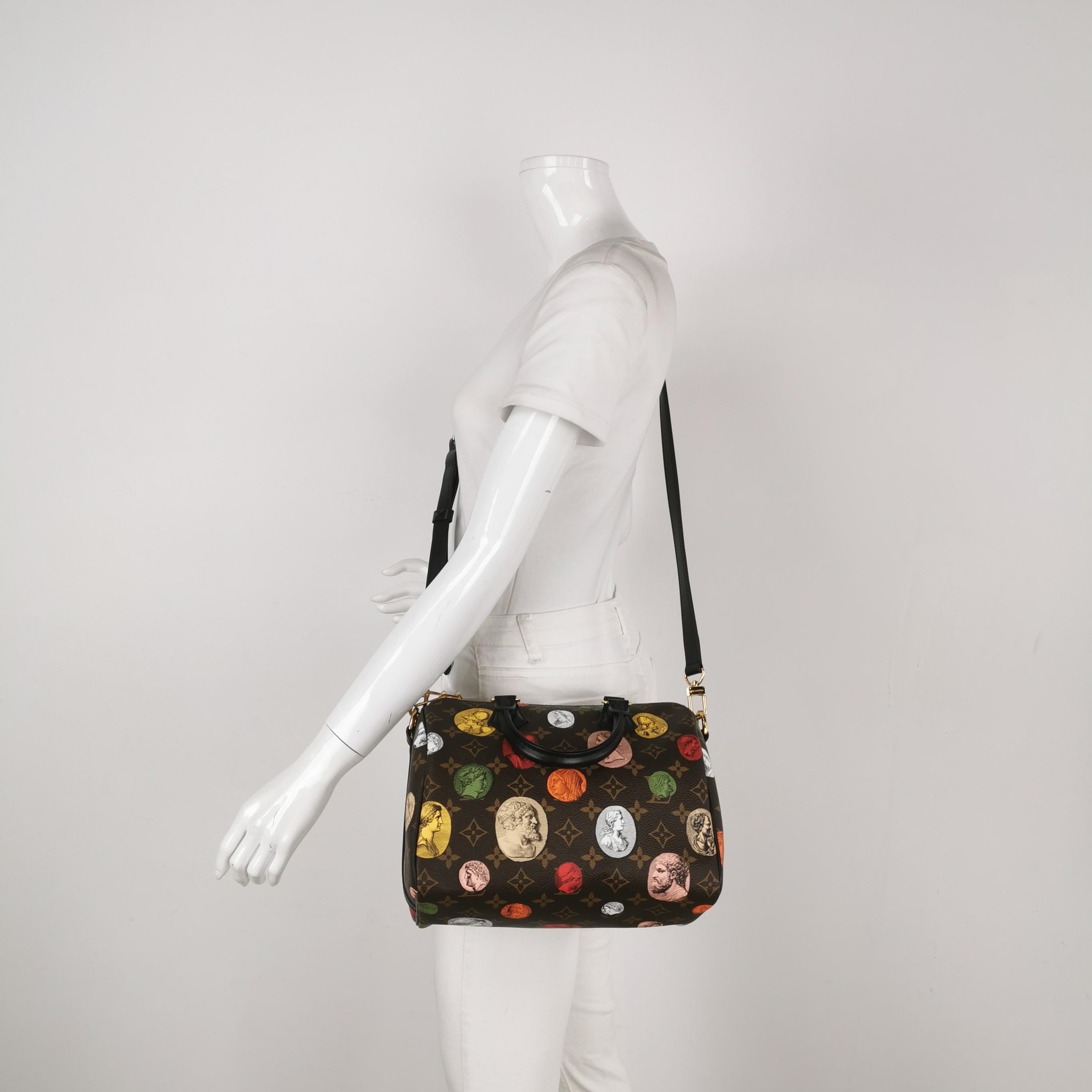 Louis Vuitton Kollektion Fornasetti in limitierter Auflage, entworfen von Nicolas Ghesquière. Weltweit ausverkauft Speedy Bandouliere 25 cm aus bedrucktem Lackleder, goldenen Metallbeschlägen und Monogramm-Details aus beschichtetem Canvas von
