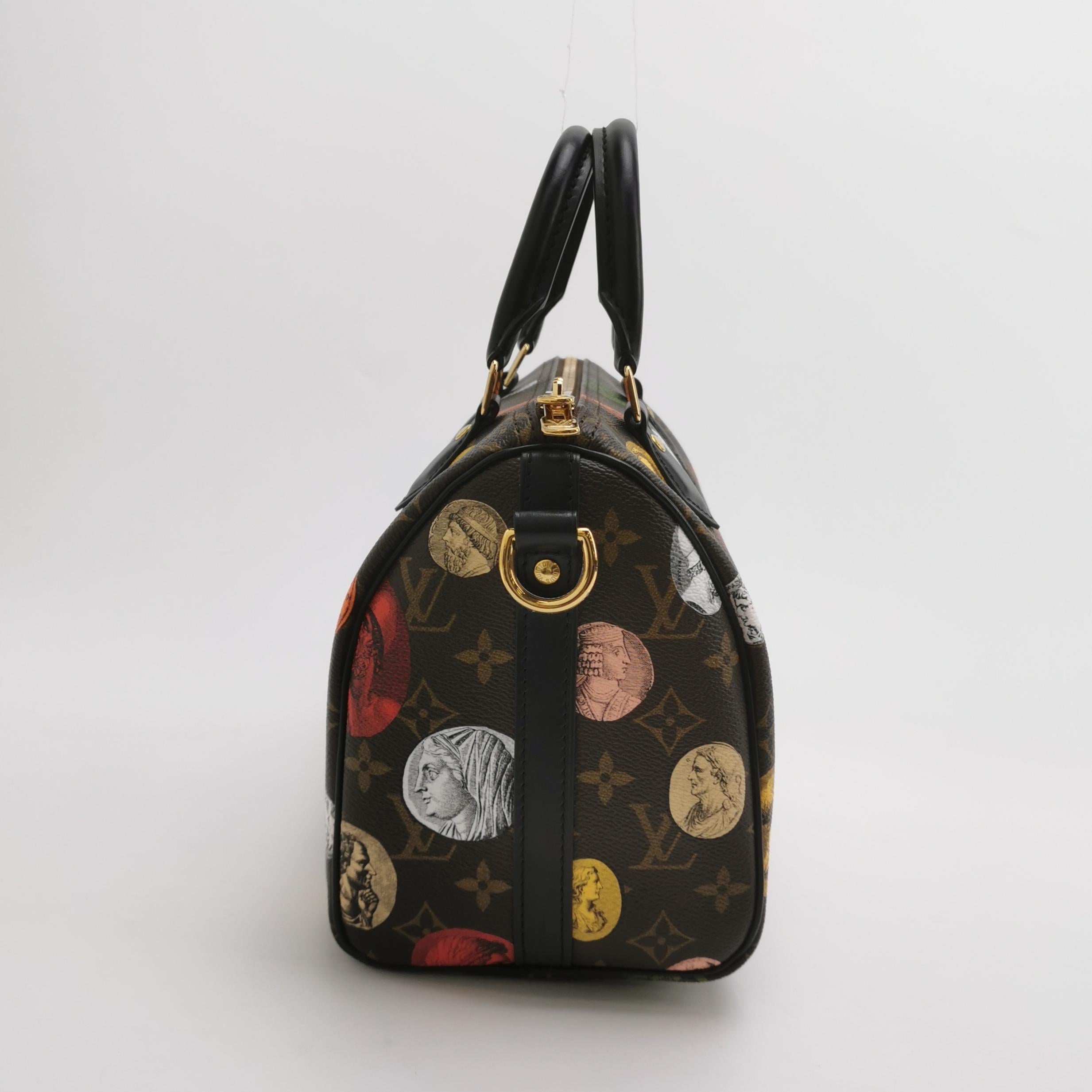 Louis Vuitton Speedy 25 Bandouliere Fornasetti Louvre Stempel mit Louvre-Stempeln Damen im Angebot