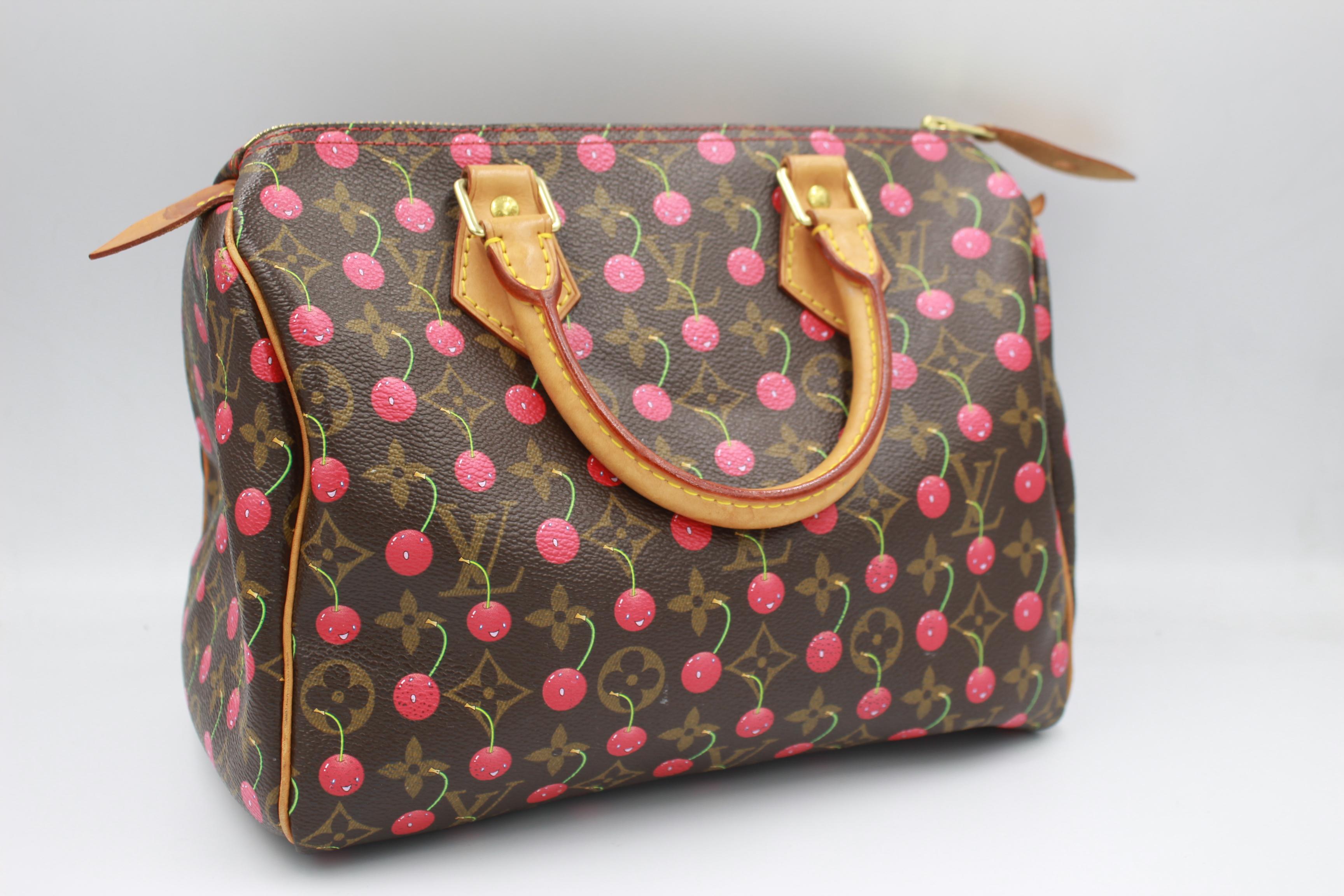 Louis Vuitton Speedy 25 handbag with cherries, by haruki Murakami.
Limited edition.
In monogram canvas with cherries.
Good condition, with some signs of wear ( some stains on the leather finishes ).
18cm x 25cm x 14cm

