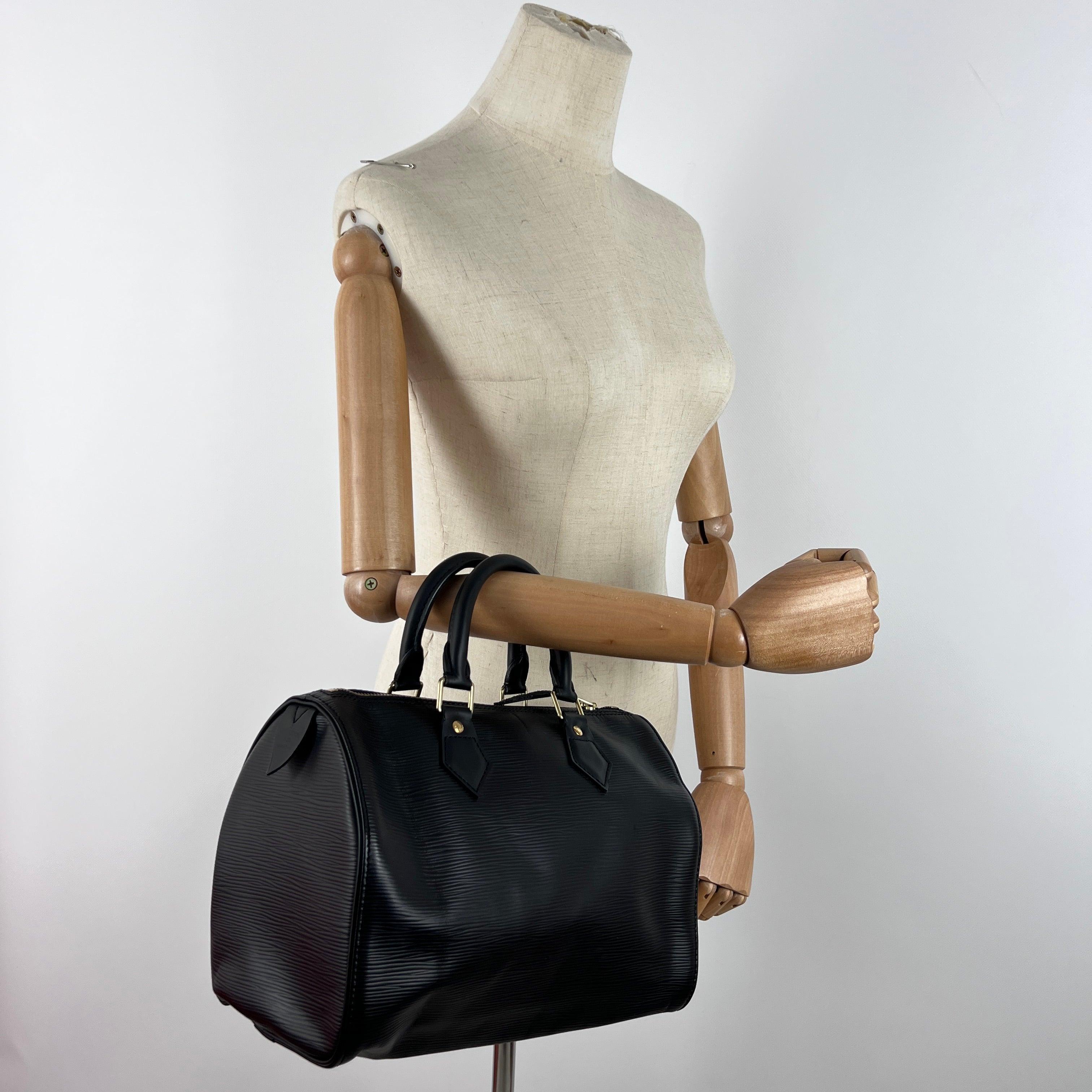 Magnificent Louis Vuitton Speedy 25 in black leather with gold-tone hardware. Zip closure; main compartment with two small slip pockets. Date code SP0083 (2003), made in France. Hand carry. Condition: good with leather deformations, creases and wear