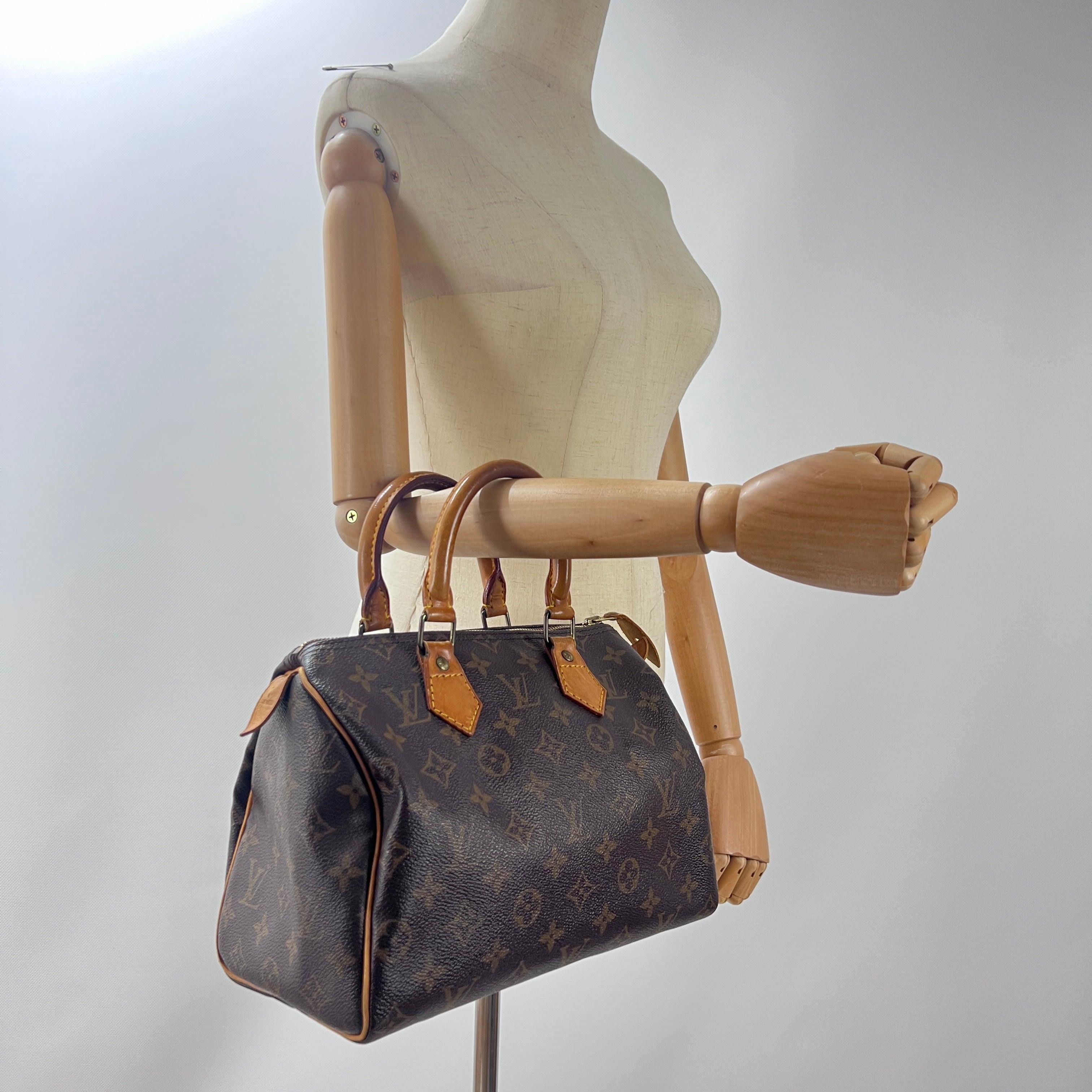 Classic Speedy 25 in monogram canvas with leather trim and gold-tone hardware. Zip closure; interior slip pocket. Date code MI0931 (1991), France. Condition: excellent. Dimensions: 25 × 18 × 15 cm.