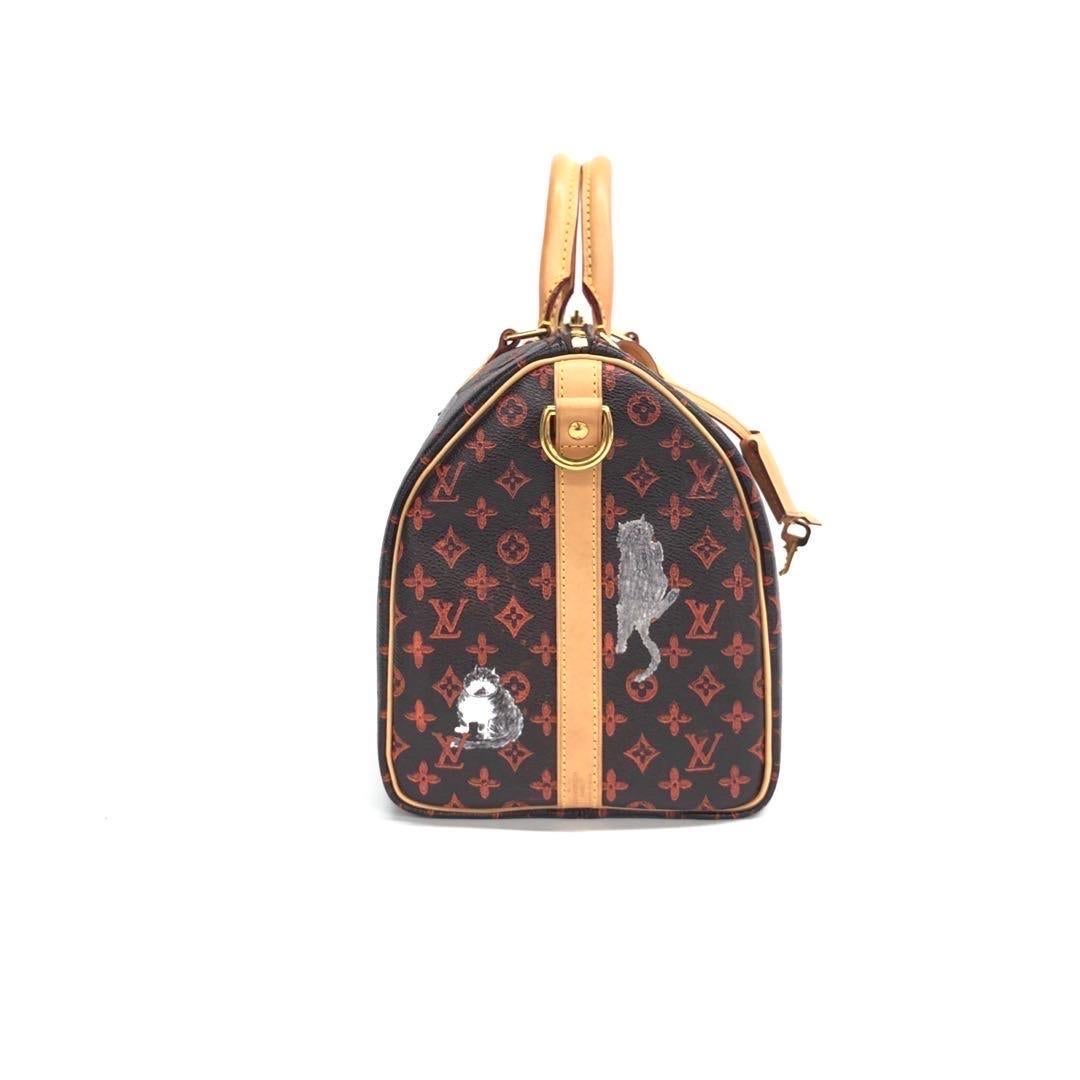 ÉTAT : BON


Plusieurs déchirures au monogramme comme mis en évidence dans les photos. Légères rayures sur la quincaillerie. Les coins et les poignées sont frottés.



DÉTAILS :

Louis Vuitton
Rapide 30
Cuir et toile
Poignée et garniture en
