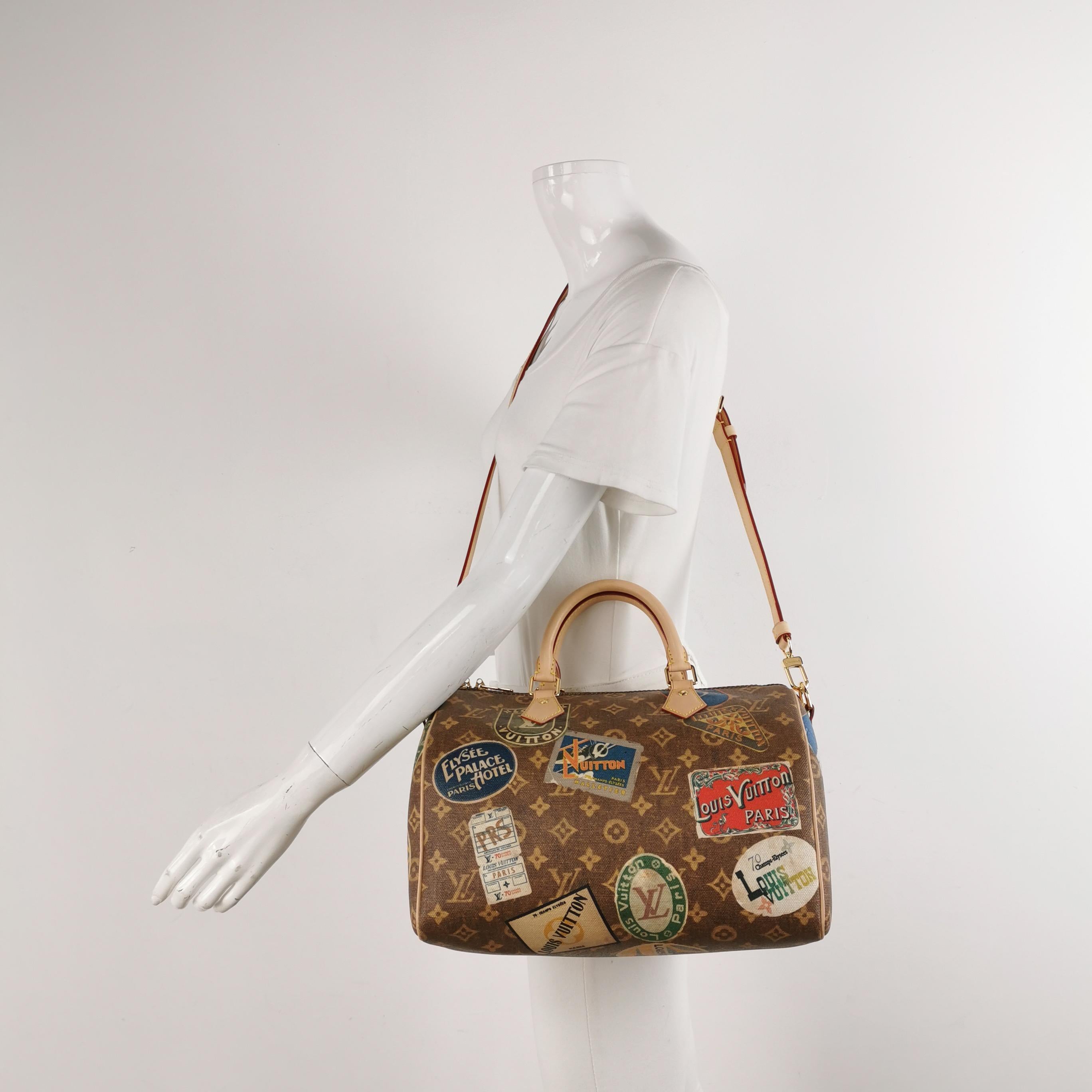 ZUSTAND: AUSGEZEICHNET
Leichte Kratzer an der Hardware. Abrieb an den Ecken, Griffe.

DETAILS:
Louis Vuitton
Schnelligkeit 30
Leder und Segeltuch
Ledergriff und -besatz
Breite 30cm x Höhe 22cm x Tiefe 17cm
ZUBEHÖR: langer Schultergurt