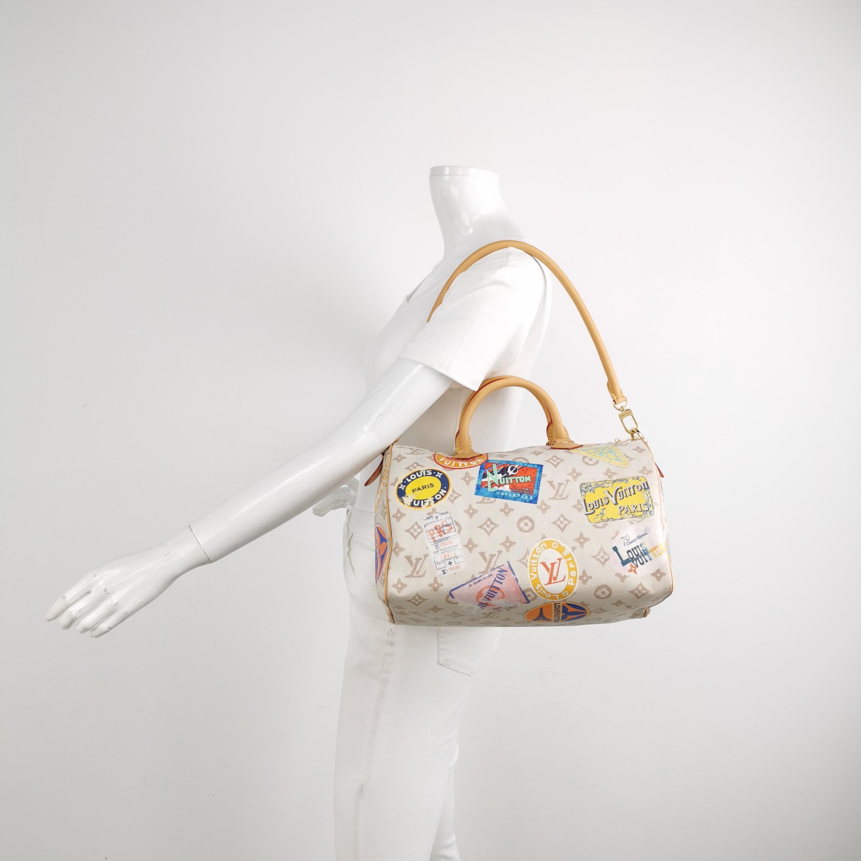 ÉTAT : EXCELLENT

Légères rayures sur la quincaillerie. Les coins et les poignées sont frottés.

DÉTAILS :

Louis Vuitton
Rapide 30
Cuir et toile
Poignée et garniture en cuir
Blanc multicolore
Largeur 30cmx Hauteur 22cm x Profondeur 17cm
Longueur de
