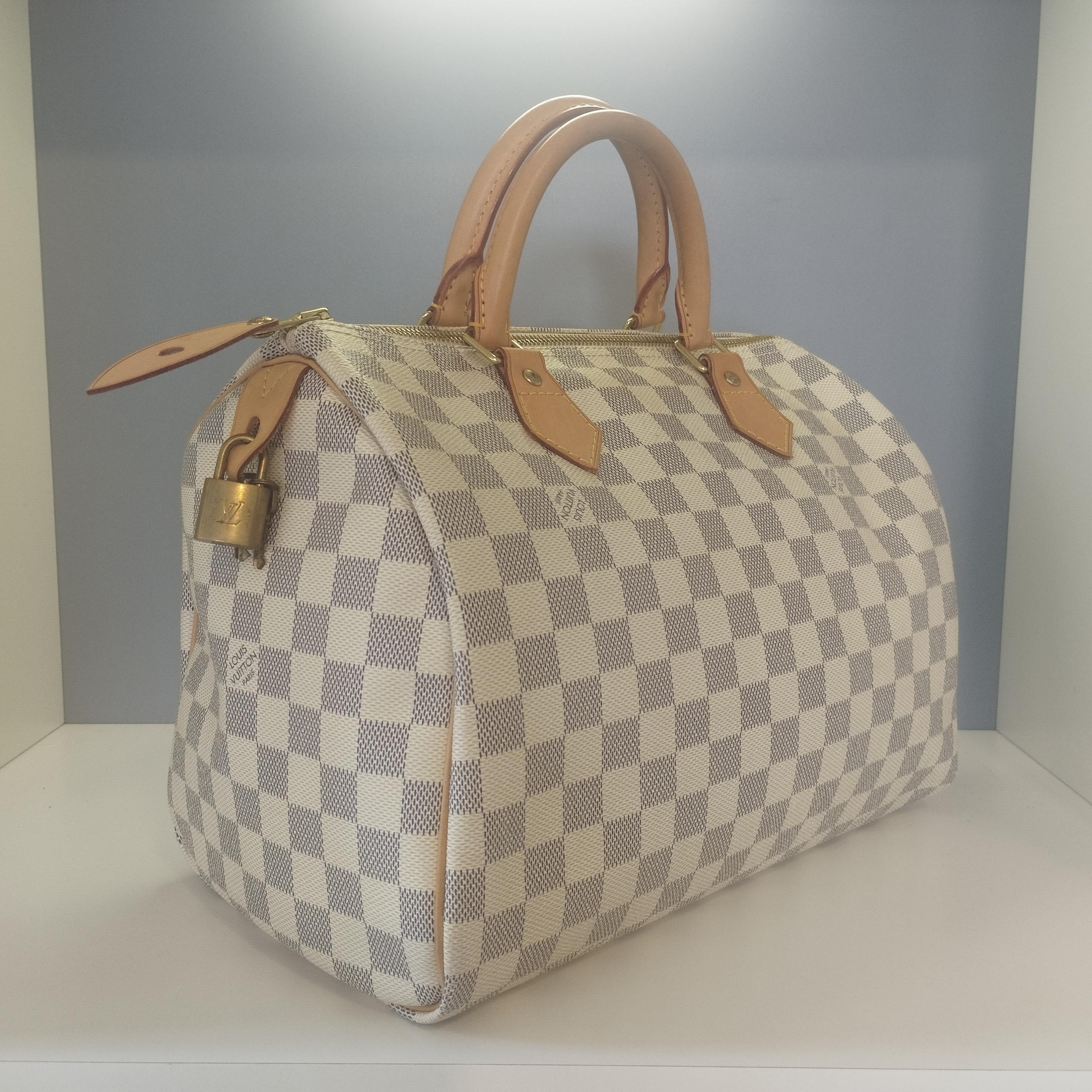 Beautiful Louis Vuitton Speedy 30
(30 x 21 x 17 cm)
Damier Azur canvas
Leather
Textile internal
Golden metal elements
Zip closure
Internal large pocket
Year 2011
Accessories : Locker and keys