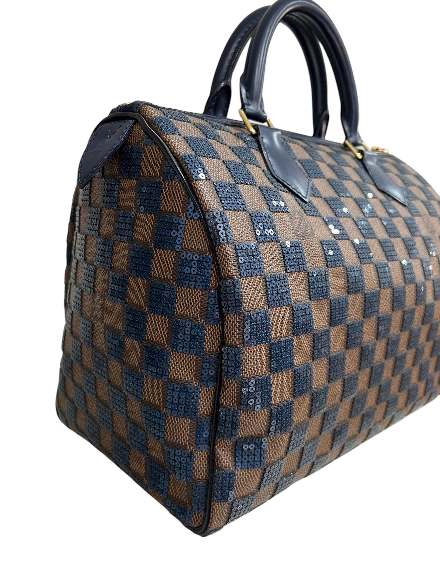 Borsa a mano firmata Louis Vuitton, modello Speedy in Edizione Limitata, misura 30, realizzata in tela marrone con inserti in pelle e hardware dorati. Dotada de un cierre superior con cremallera, internamente revestida de tejido escamoso azul, muy