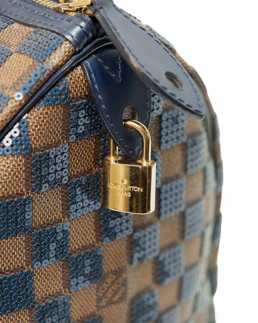 Louis Vuitton signature handbag, limited edition Speedy model, size 30, made of brown canvas with leather inserts and gold hardware. Equipped with a zippered top closure, internally lined with blue suede fabric, quite roomy. Munito di doppio manico