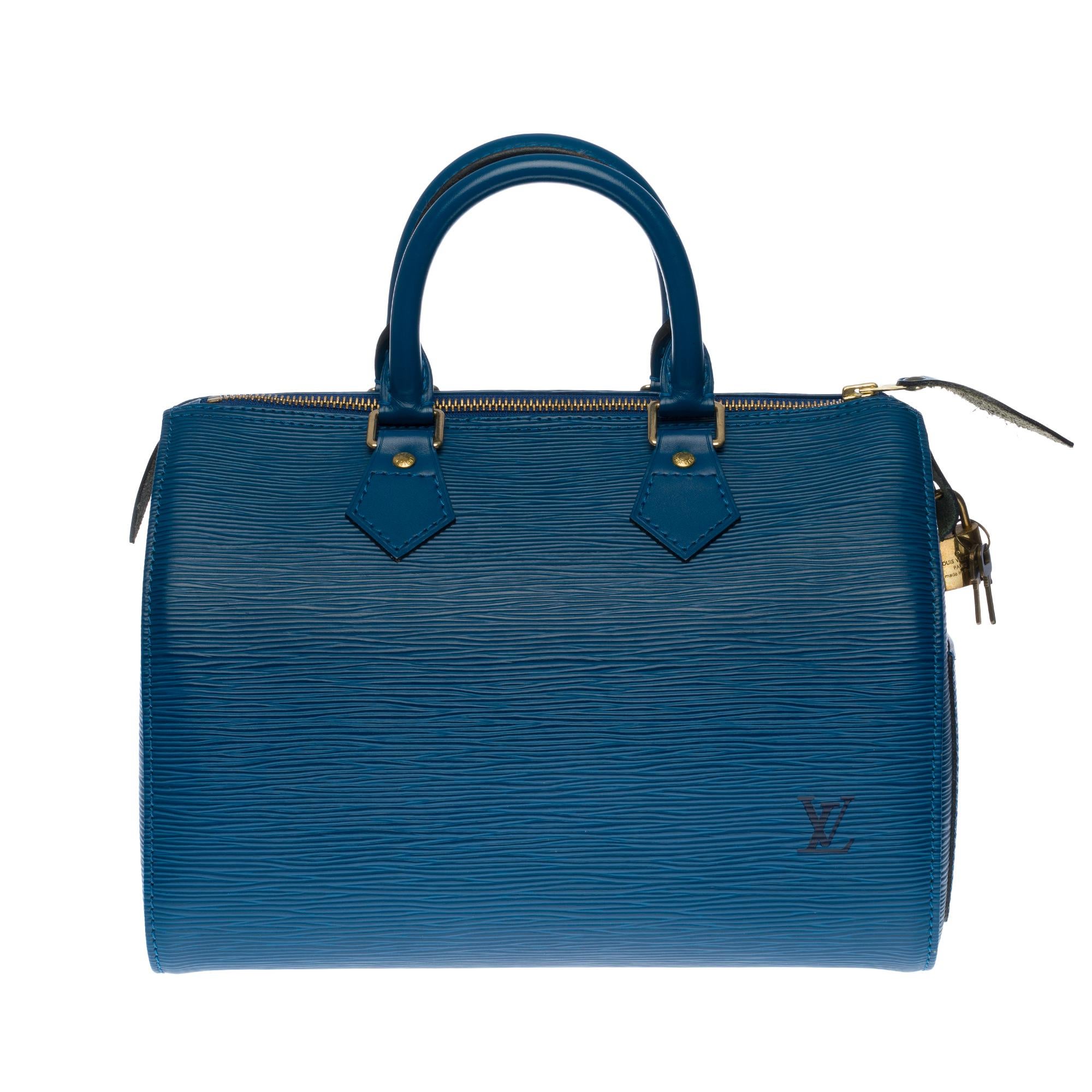 The iconic Louis Vuitton Speedy 30 handbag in blue epi leather, gold metal hardware, double handle in blue leather allowing a handheld.

Zip closure.
Interior in blue suede one patch pocket open.
Signature: 