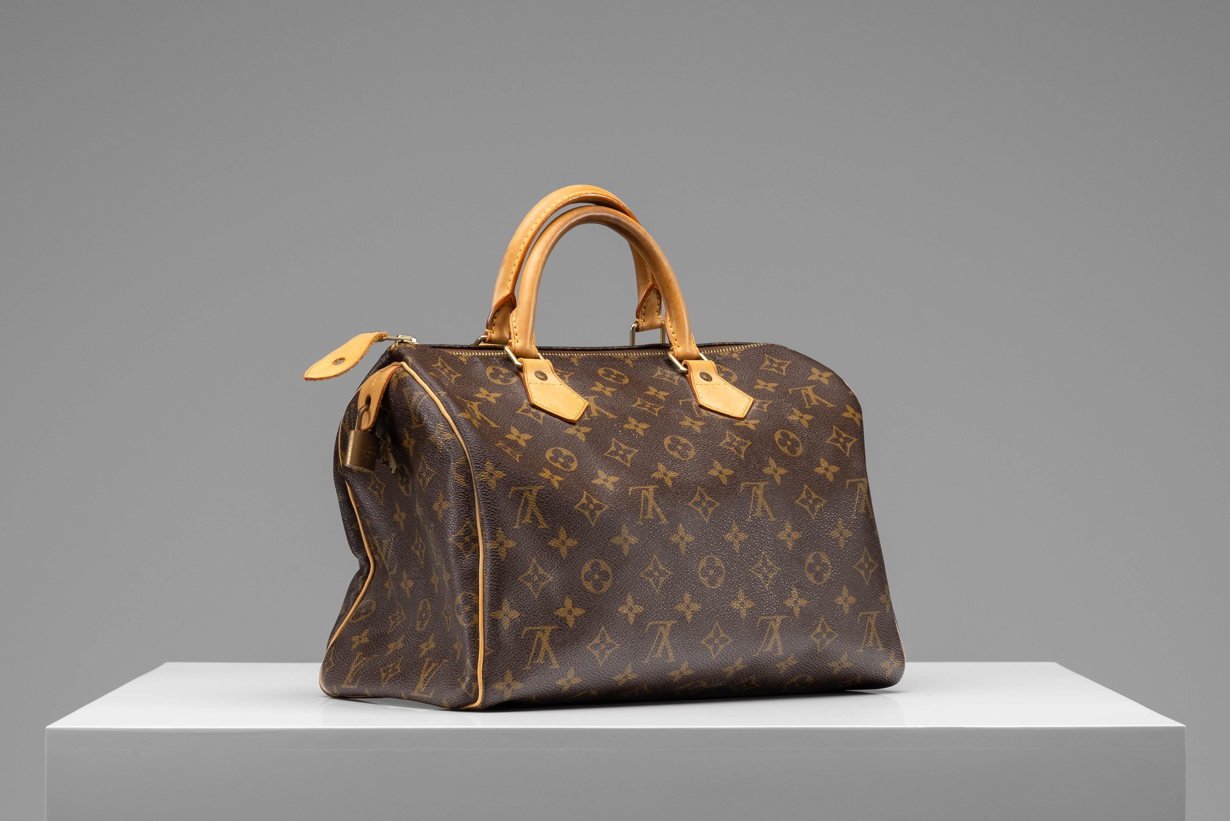 From the collection of SAVINETI we offer this Louis Vuitton Speedy 30:
-    Brand: Louis Vuitton
-    Model: Speedy 30
-    Condition: Very Good Condition (on small spot inside the bag - see image) 
-    Materials: Monogram Leather, gold-color