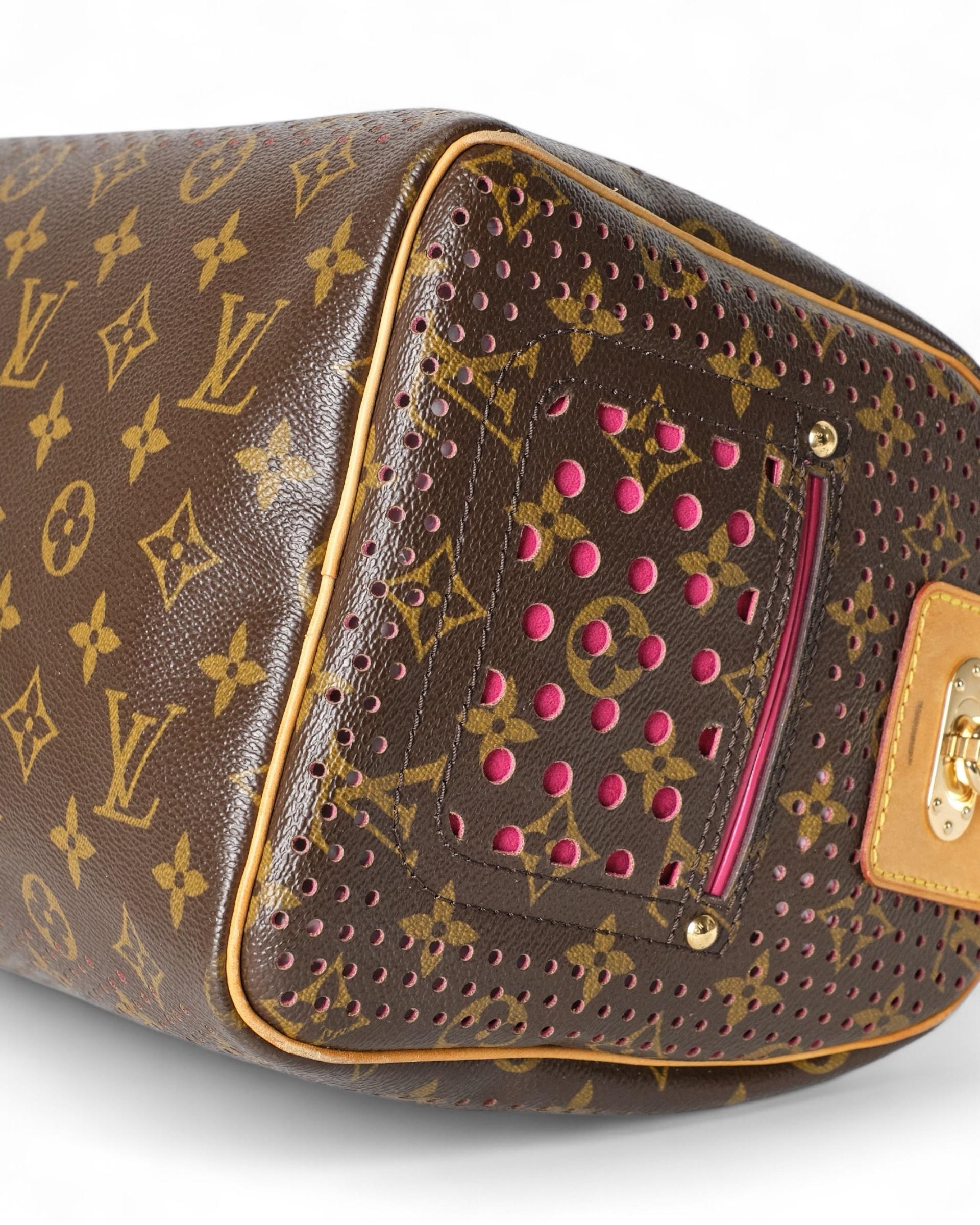 Borsa firmata Louis Vuitton, modello Speedy 30 in edizione limitata, realizzata in tela Monogram e Monogram Perforated, con rifiniture in pelle di vacchetta e hardware dorato. Dotata di chiusura superiore a zip, l’interno è rivestito in tessuto