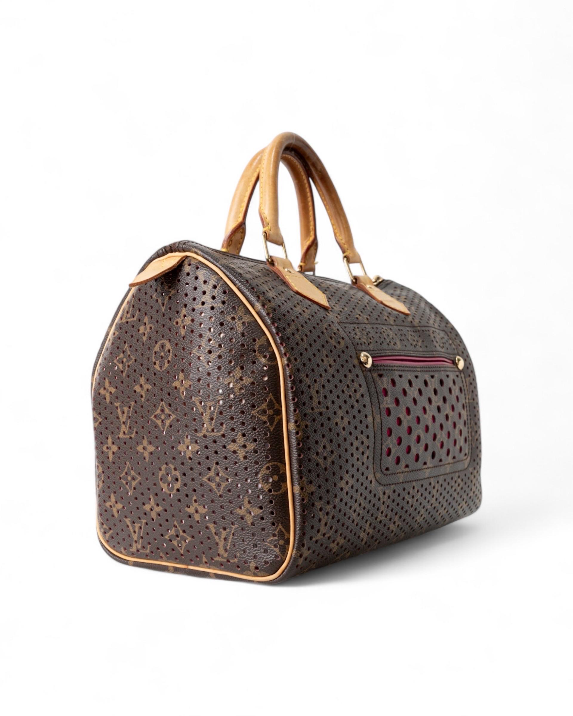Borsa firmata Louis Vuitton, modello Speedy, misura 30, in edizione limitata perforated, anno di produzione 2005-2006. Realizzata in tela marrone nella fantasia monogram traforata con inserti in vacchetta e hardware dorati. Dotata di un’ apertura
