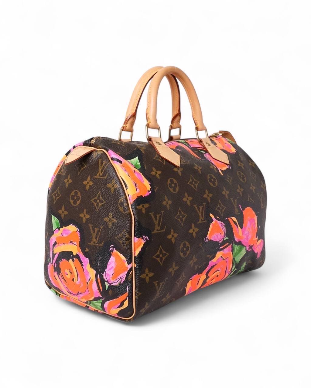 Borsa firmata Louis Vuitton, modello Speedy nella misura 30, un’autentica opera d’arte realizzata in edizione limitata in collaborazione con l’artista Stephen Sprouse. Questa borsa unisce il classico design della tela Monogram a una vivace stampa di