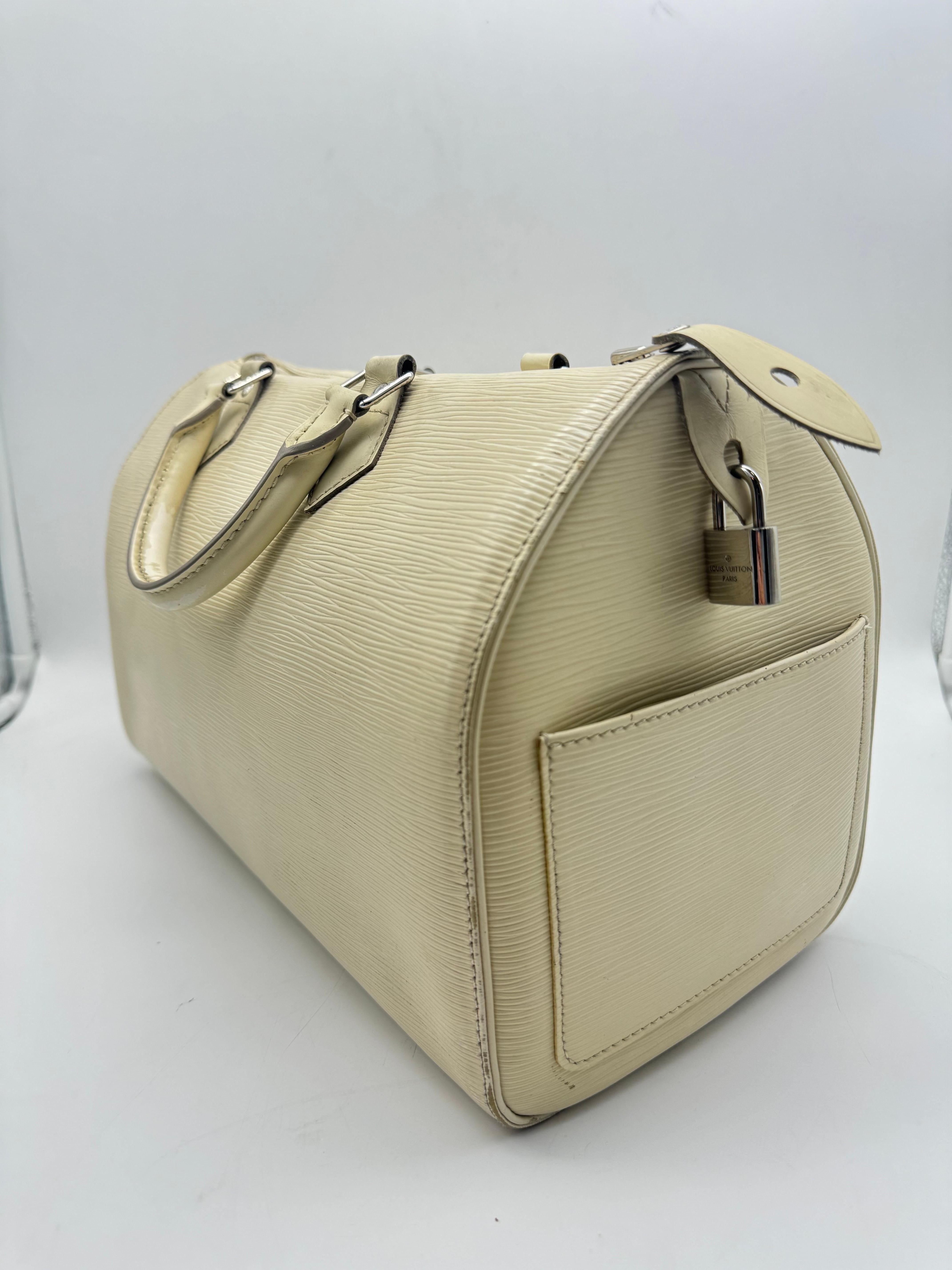 Vintage Louis Vuitton Speedy 35 in Creme White 
Louis Vuitton Epi Leather 
silver hardware 
use condition 