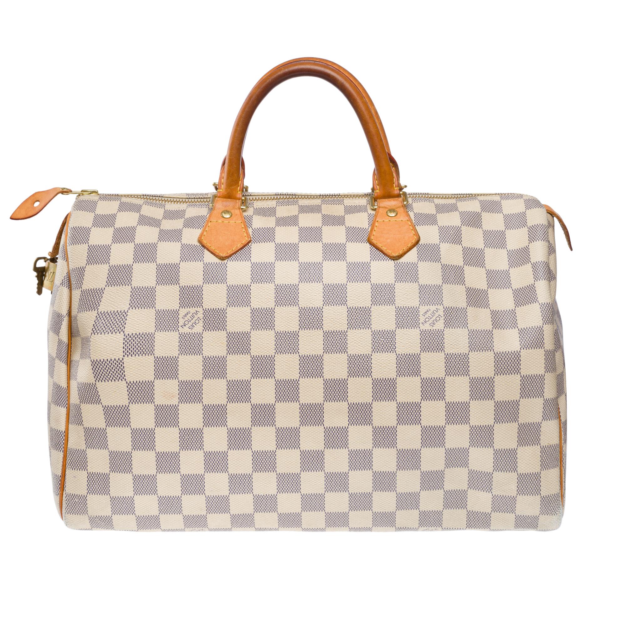Louis​ ​Vuitton​ ​Speedy​ ​35​ ​handbag​ ​in​ ​beige​ ​checkered​ ​canvas
Gold​ ​metal​ ​trim,​ ​double​ ​leather​ ​handle​ ​for​ ​hand​ ​carrying
Zipper
Beige​ ​canvas​ ​interior​ ​with​ ​a​ ​patch​ ​pocket
Signature:​ ​