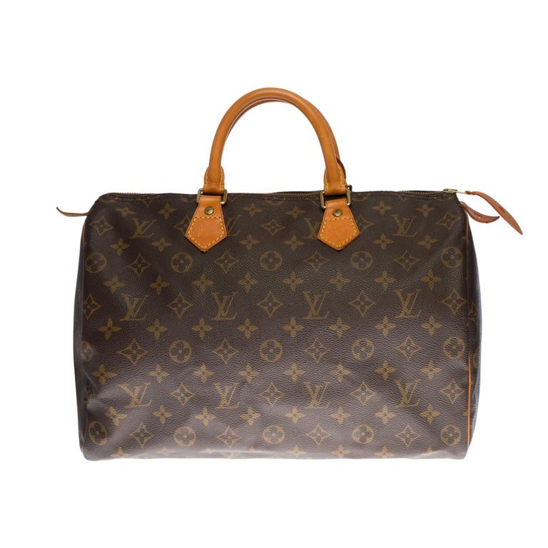 Louis Vuitton Speedy 35 handbag in brown Monogram canvas
Gold-tone metal hardware, double leather handle for carrying. Double zip closure
Brown canvas interior
Signature: 