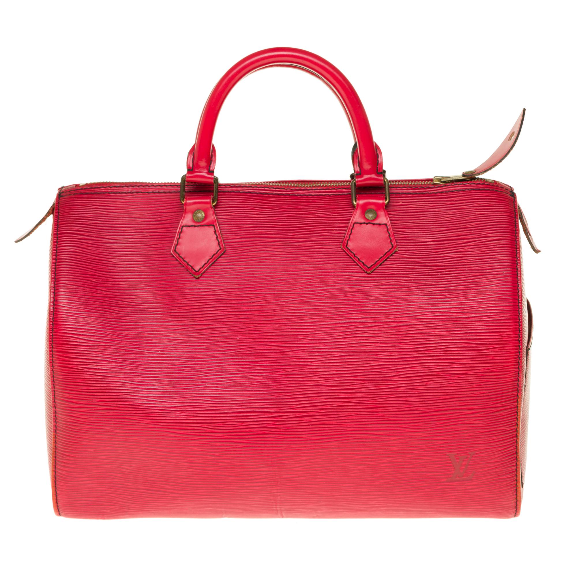 Superb Louis Vuitton Speedy 35 handbag in red epi leather, gold metal trim, double handle in red leather for a carry.
Double zip closure.
Interior in red suede.
Signature: 