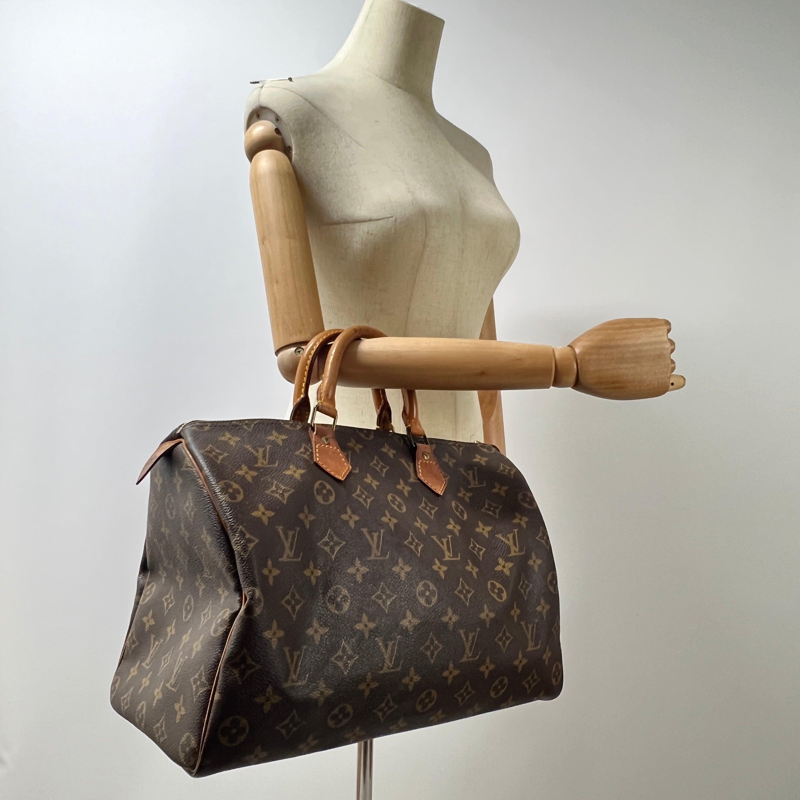 Vintage Speedy 35 in monogram canvas with leather trim and gold-tone hardware. Zip closure; interior slip pocket. Date code VI882 (1988), France. Condition: good with patina and micro surface scratches. Dimensions: 35 × 25 × 19 cm.