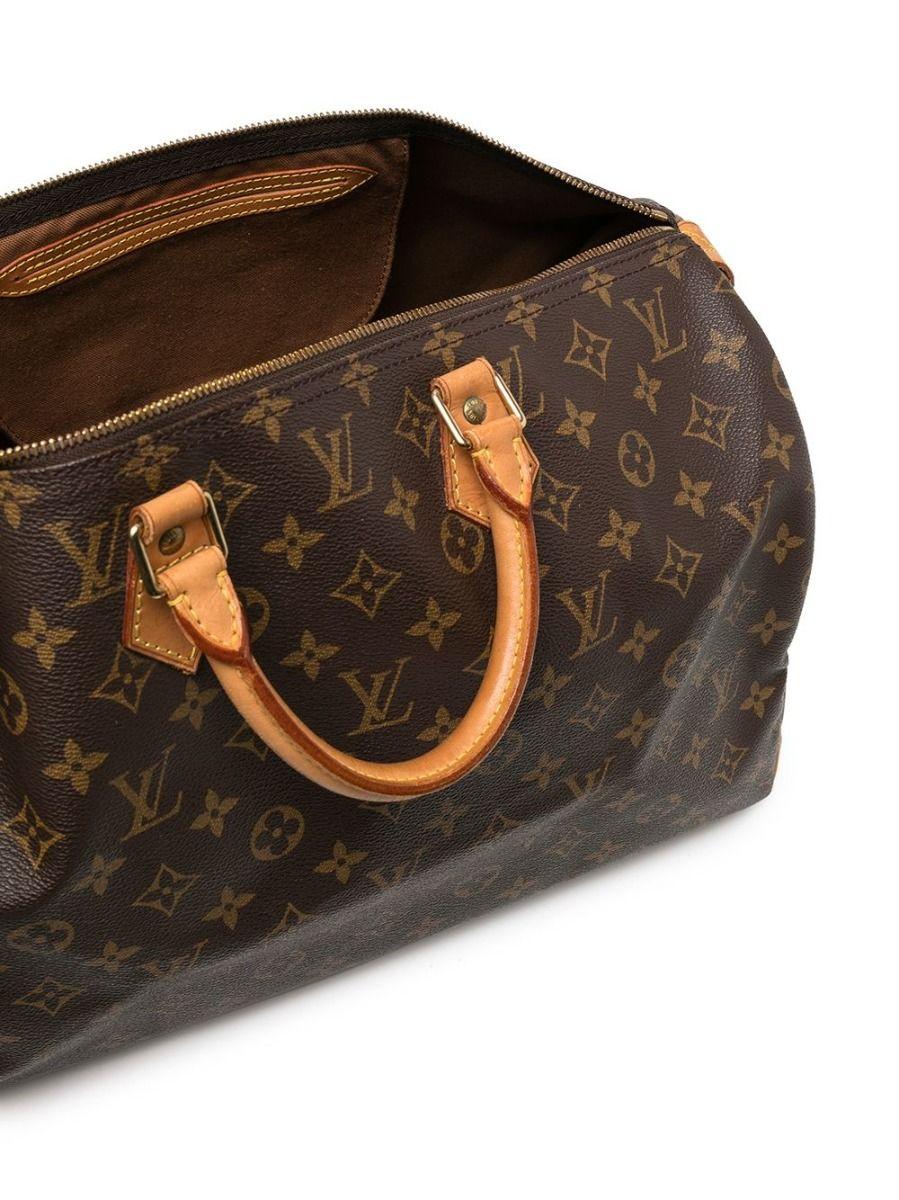 This Louis Vuitton Speedy 40 makes for the perfect weekender handbag. Crafted in France from the Louis Vuitton's signature monogram print canvas, this pre-owned piece features round top handles, top zip fastening and gold-tone hardware. The Speedy