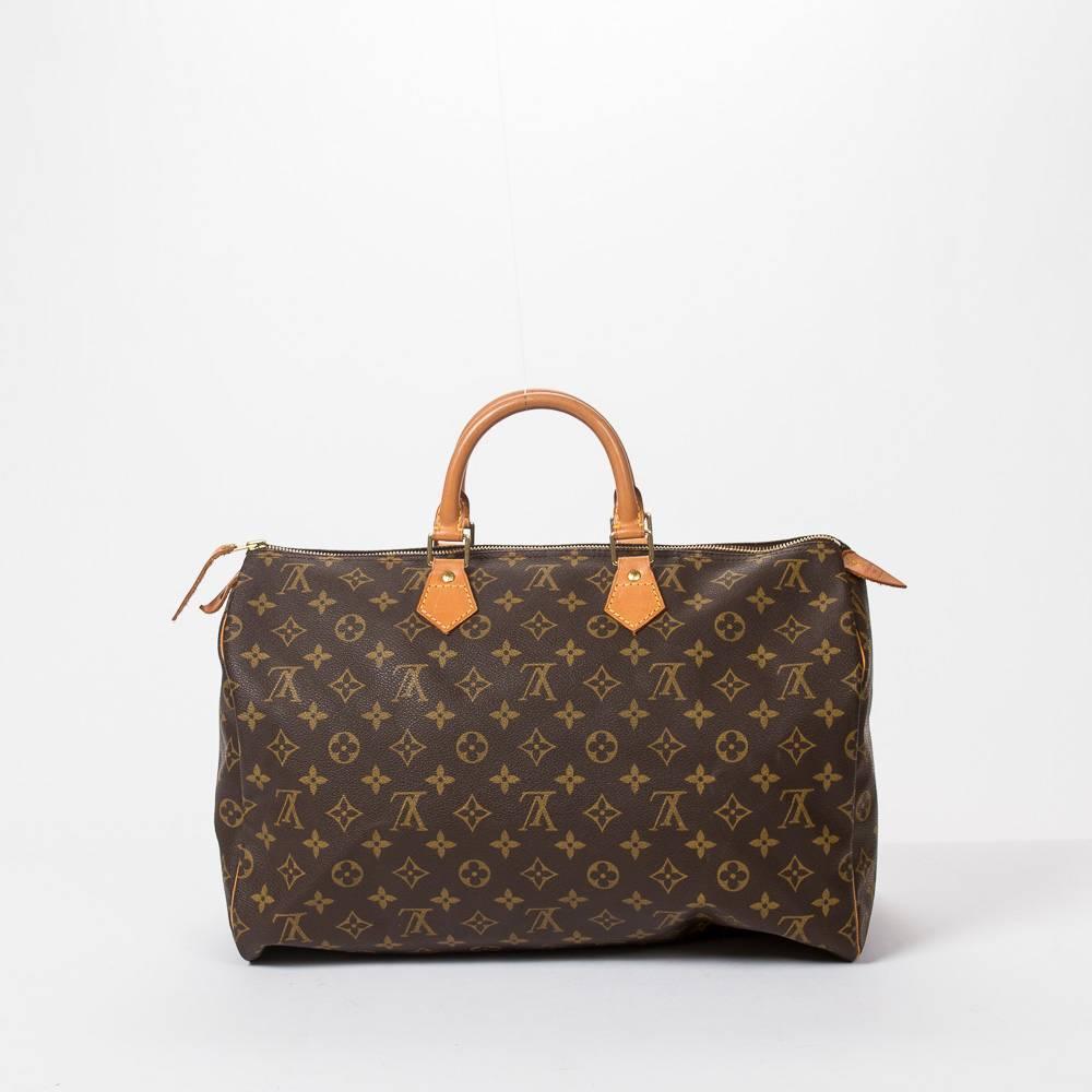 Speedy 40 in brown monogram canvas with vachetta leather handles, zipper toggle and golden brass hardware. Brown canvas lining with one pocket. Production code AA1048. Model from 2008. There are some scuffs on the leather at the corners and on the