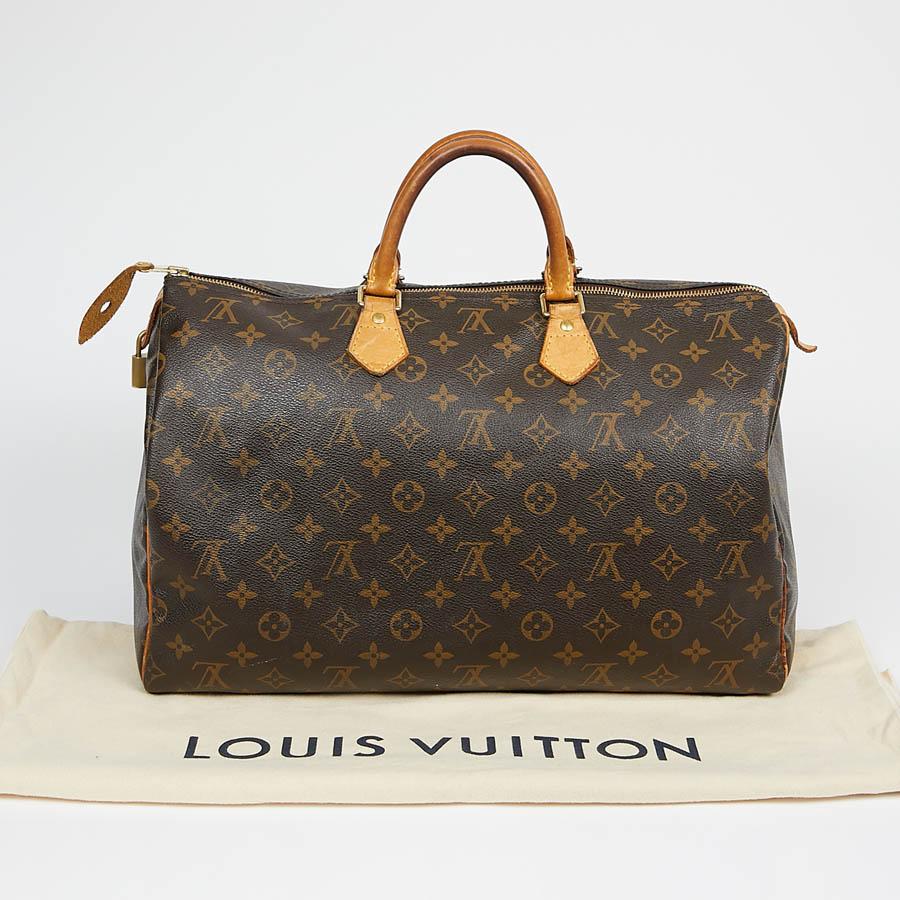 Timeless bag from the House of LOUIS VUITTON, this Speedy is in brown Monogram coated canvas. The finishes are in natural cow leather with a golden trim. It can be carried by hand or at the elbow with its double handle. Over time, the leather has