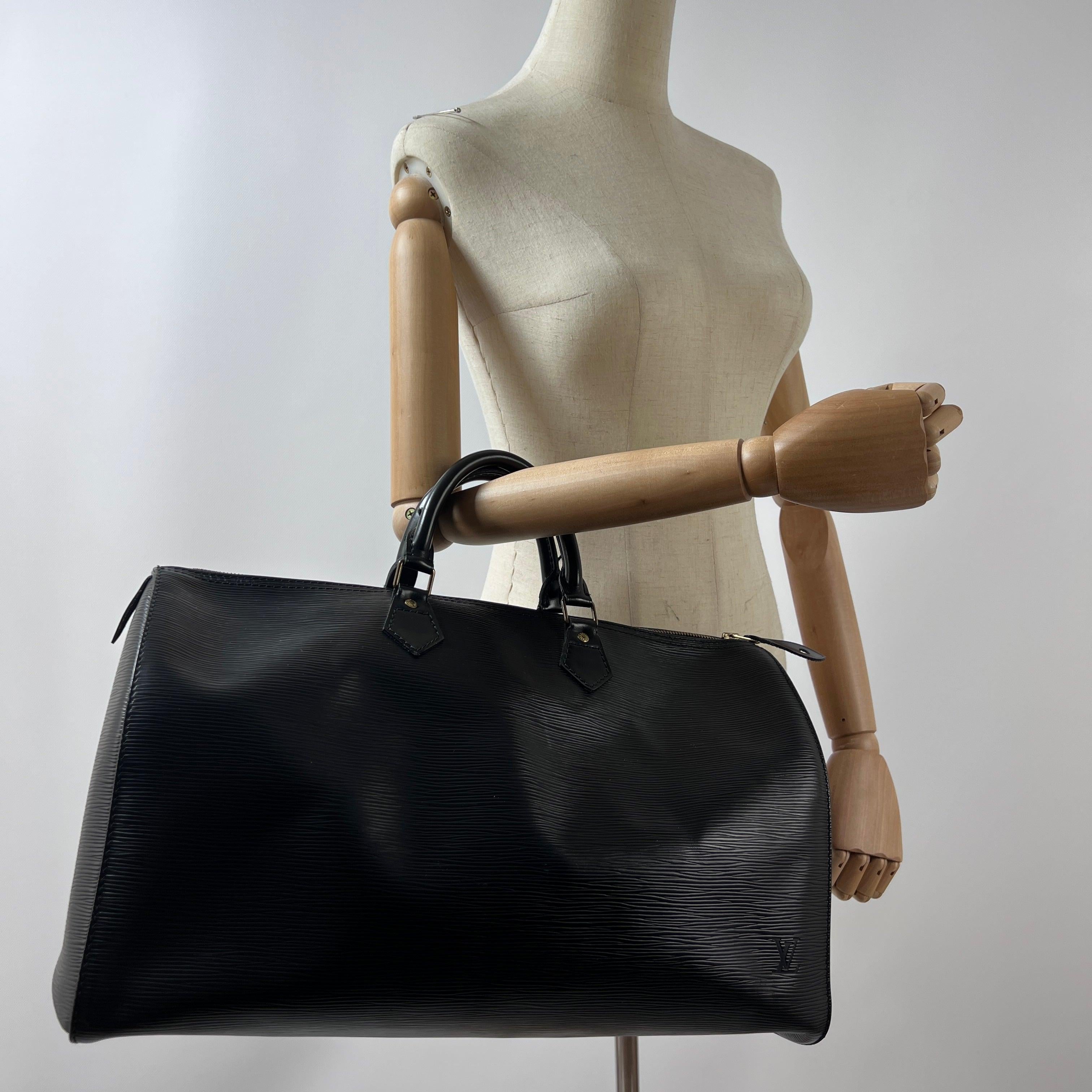 Speedy 40 in black Epi leather with gold-tone hardware. Zip closure; large main compartment. Date code VI1910 (1990), France. Condition: excellent. Dimensions: 40 × 25 × 20 cm.