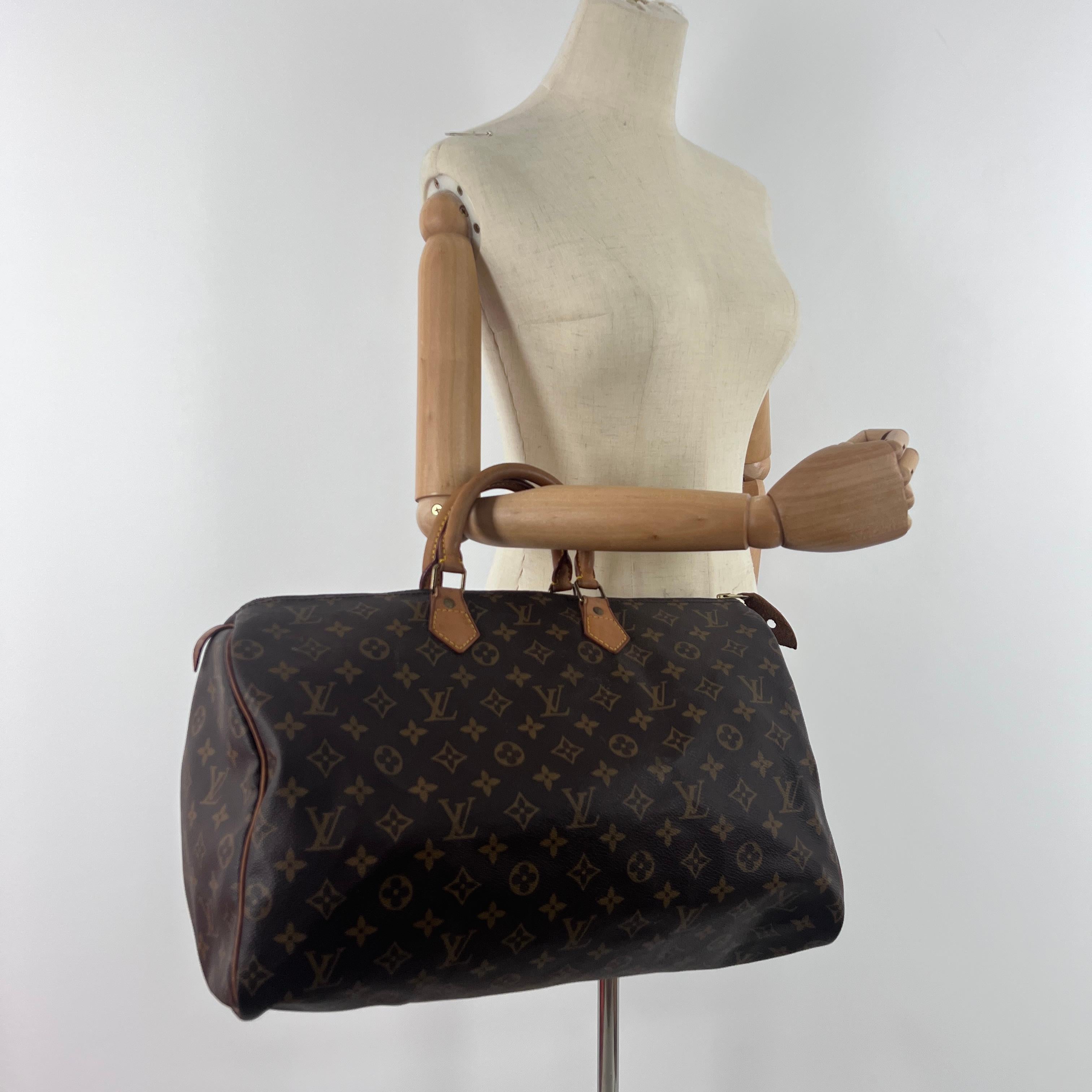 LOUIS VUITTON Speedy 40 in tela marrone e pelle con finiture dorate. La borsa ha una chiusura a zip. L'interno è composto da uno scomparto principale e da una tasca piatta. Può essere trasportato a mano. Codice data MB0921, anno di produzione 1991,