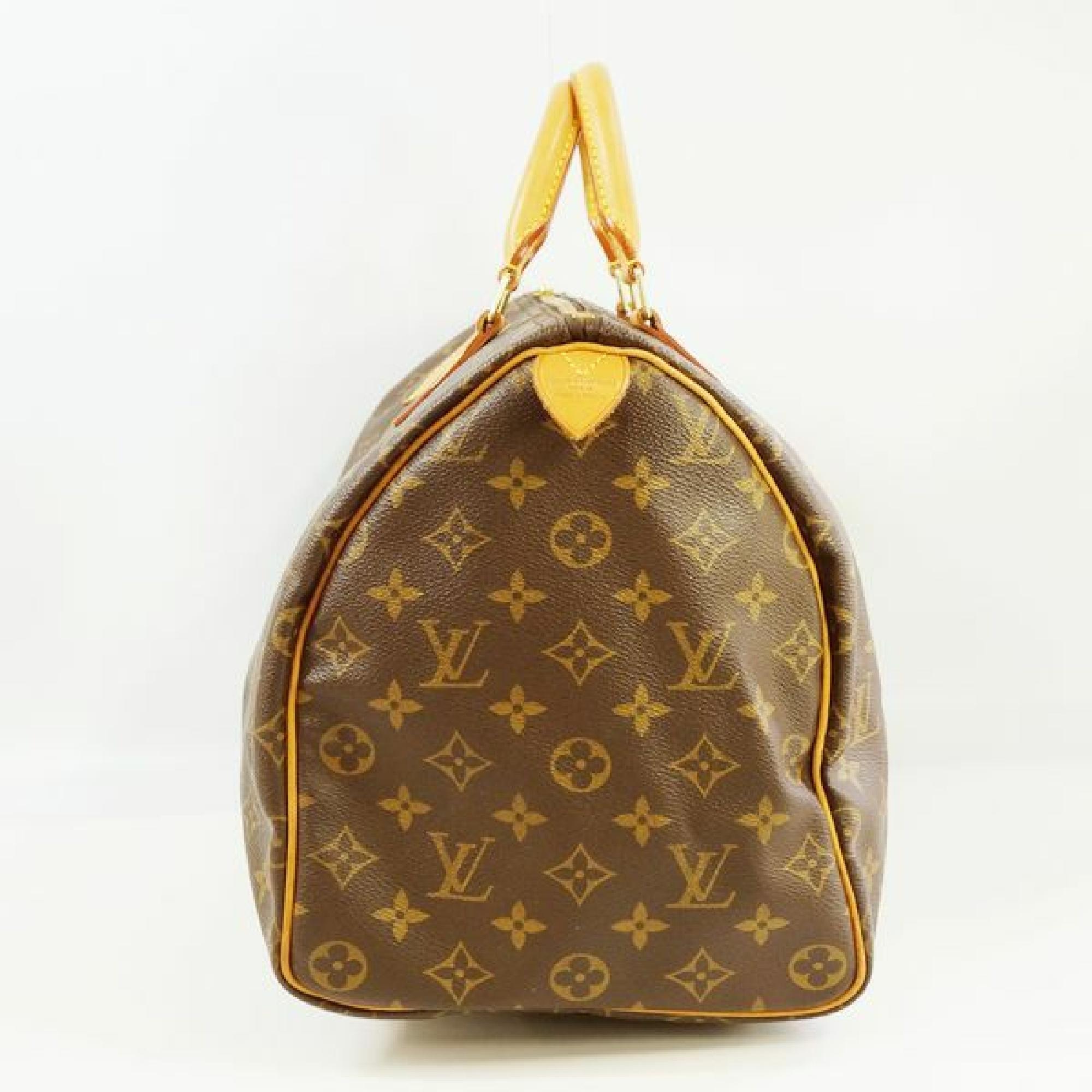 An authentic LOUIS VUITTON Speedy 40 Womens Boston bag M41522 The outside material is Monogram canvas. The pattern is Speedy40. This item is Contemporary. The year of manufacture would be 2001.
Rank
AB signs of wear (Small)
Used goods in good