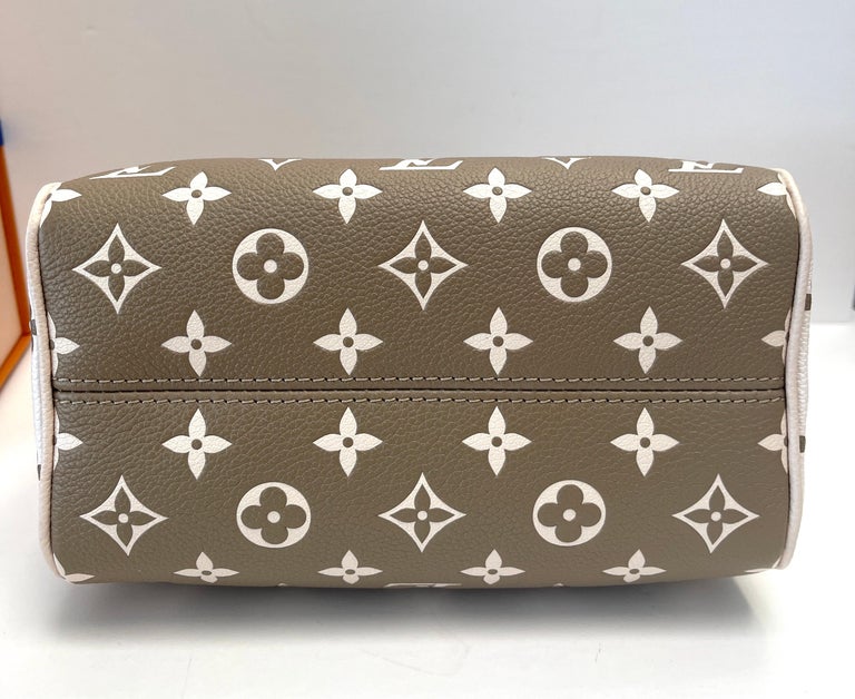 Louis Vuitton SPEEDY BANDOULIÈRE Monogram Empreinte leather 20 Bag M46118 Kaki In New Condition For Sale In Delray Beach, FL