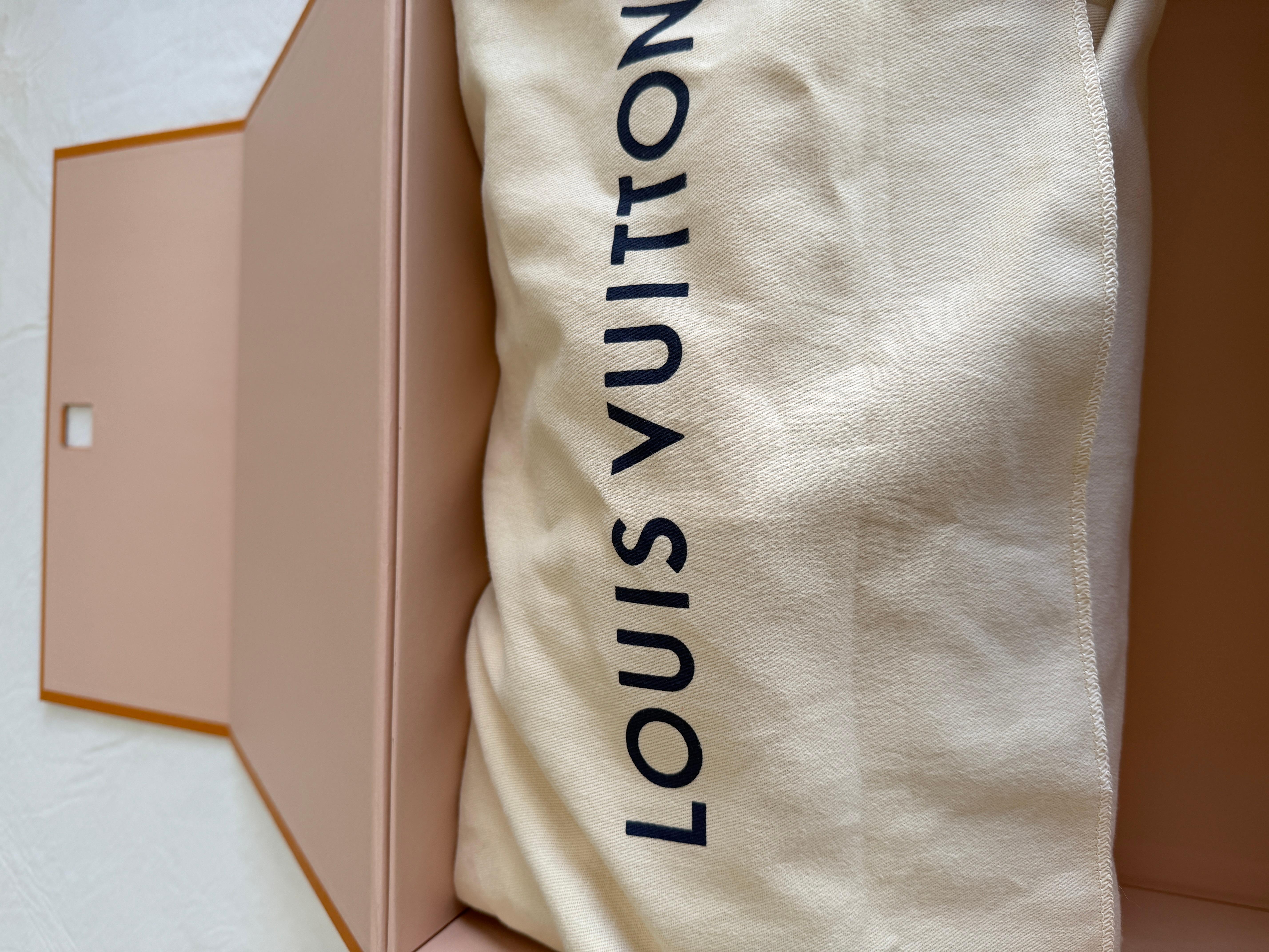 LOUIS VUITTON Brandneue Veröffentlichung
Ausverkauft
Erhöhen Sie Ihren Stil mit diesem atemberaubenden Louis Vuitton Stück, das meisterhaft in einem leuchtenden Kupferton mit exquisiter rosévergoldeter Hardware gefertigt wurde. Mit den Maßen 10,6 x