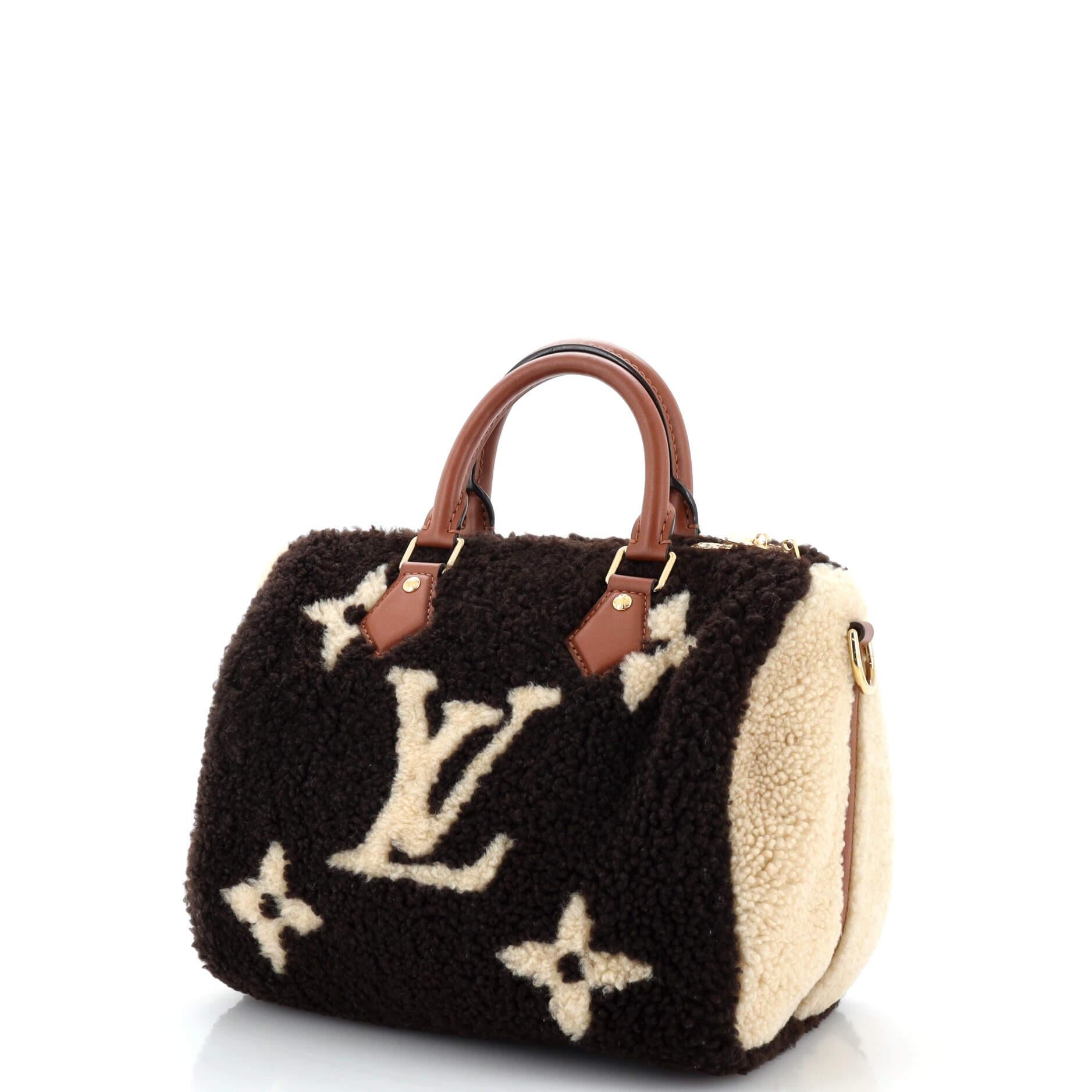Louis Vuitton Speedy Bandouliere Tasche mit Monogramm aus riesigem Teddy-Fleece 25 im Zustand „Gut“ in NY, NY