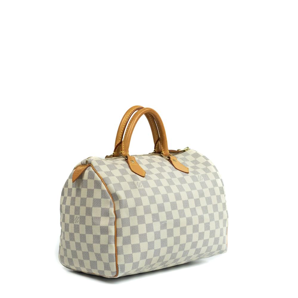- Designer: LOUIS VUITTON
- Modell: Speedy Damier
- Zustand: Sehr guter Zustand. Leichte Abnutzungserscheinungen an den Ecken des Sockels, Abnutzungserscheinungen an den Griffen, einige äußere Flecken, leichte Spuren im Inneren
- Zubehör: Keine
-
