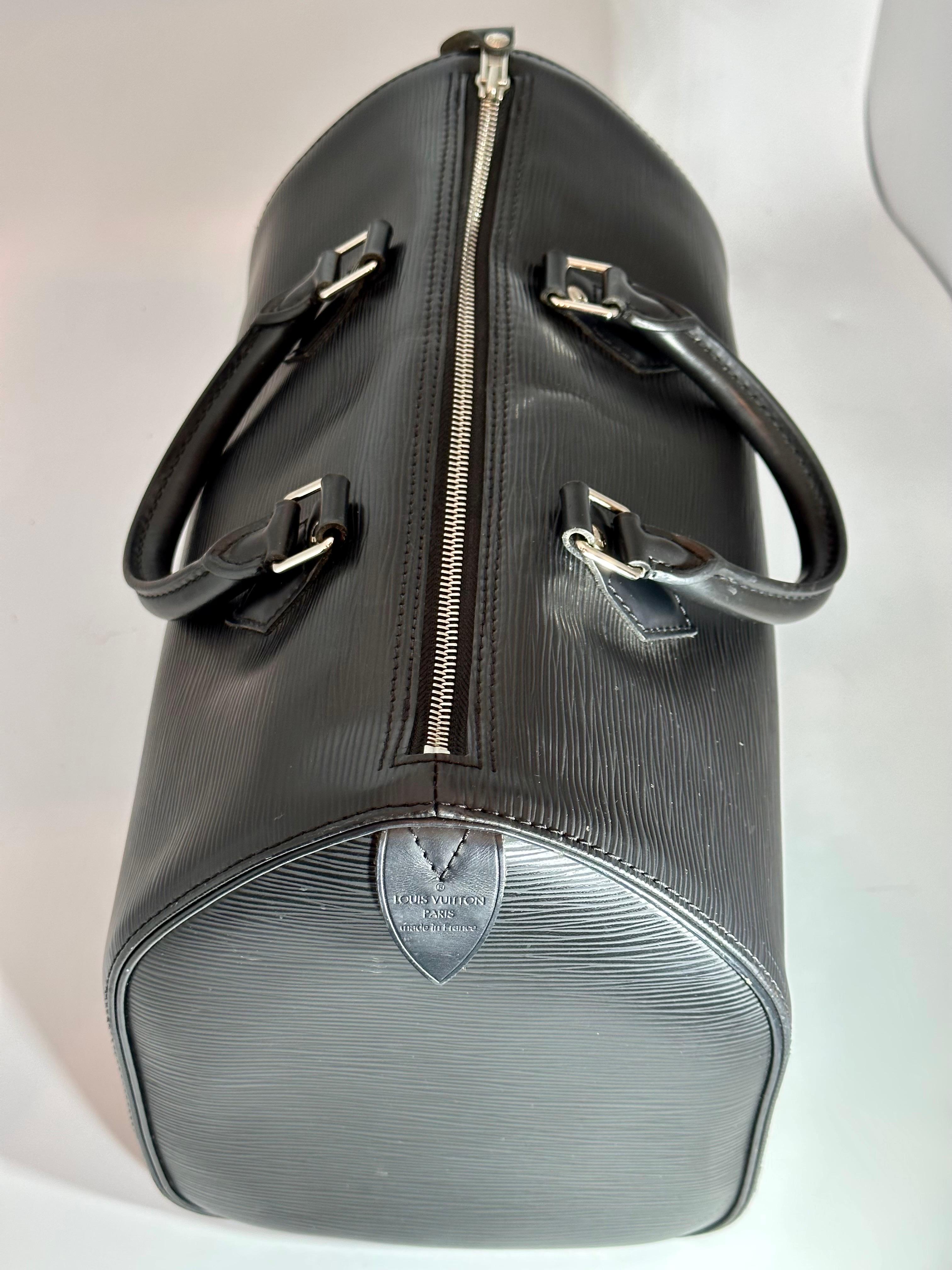 
Excellent condition like new
comes with a dust bag 
Code # SP 4130
Cited as one of the maison's first-ever releases for everyday use, the Speedy silhouette is a fail-safe companion for your daily to-dos. It’s been updated in black Epi leather for