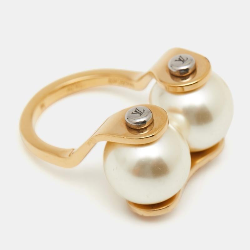 In this stunning creation by Louis Vuitton, two faux pearls are set as the centerpiece. The ring is made using gold-tone metal into a smooth band for a comfortable fit.


