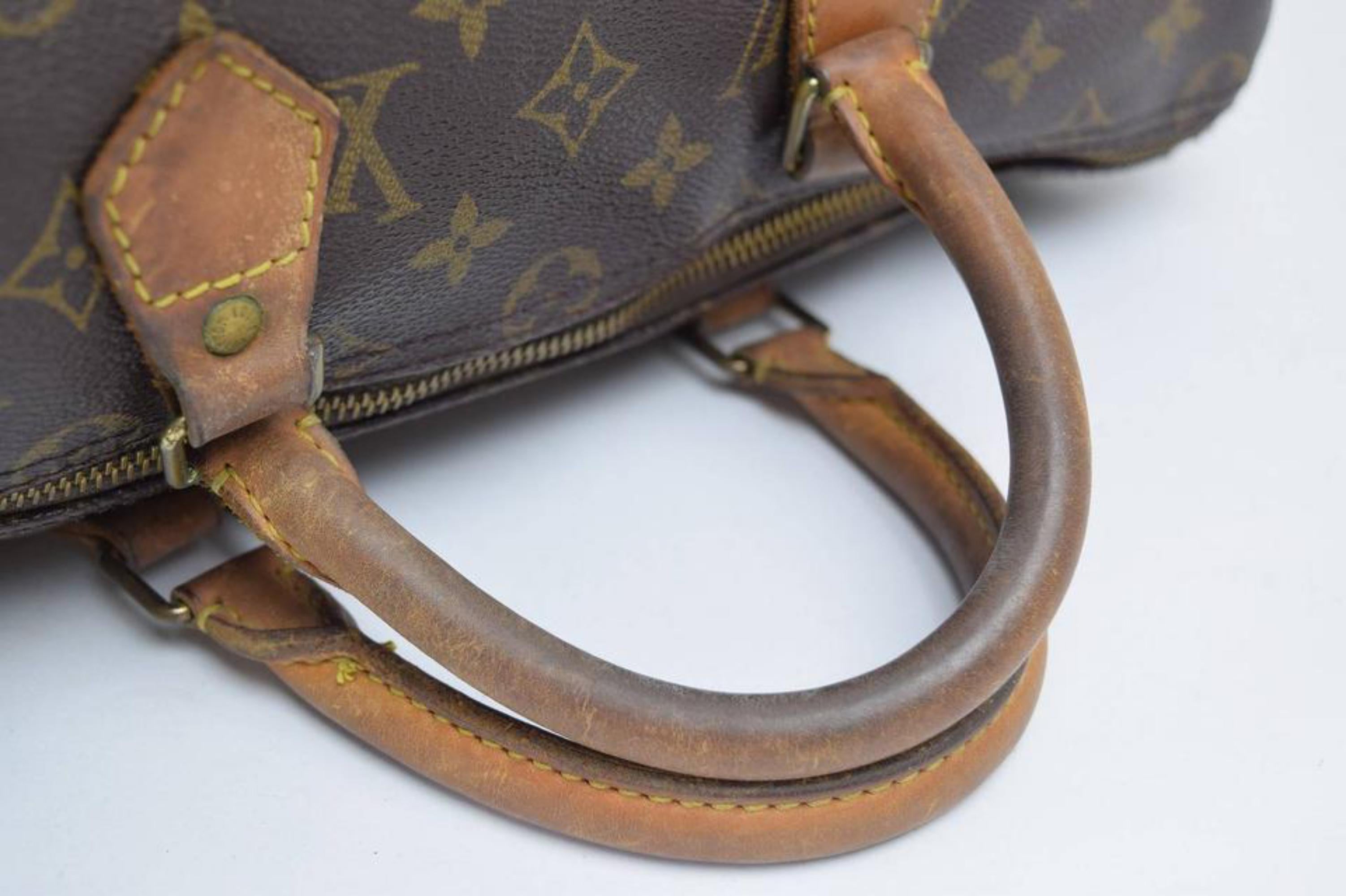 Width (inch) : 13.7 inch(approx)
Width (cm) : 35 cm(approx)
Height (inch) : 9.05 inch(approx)
Height (cm) : 23 cm(approx)
Depth (inch) : 7.08 inch(approx)
Depth (cm) : 18 cm(approx)
Handle (inch) : 12.6 inch
Handle (cm) : 32 cm
Color :