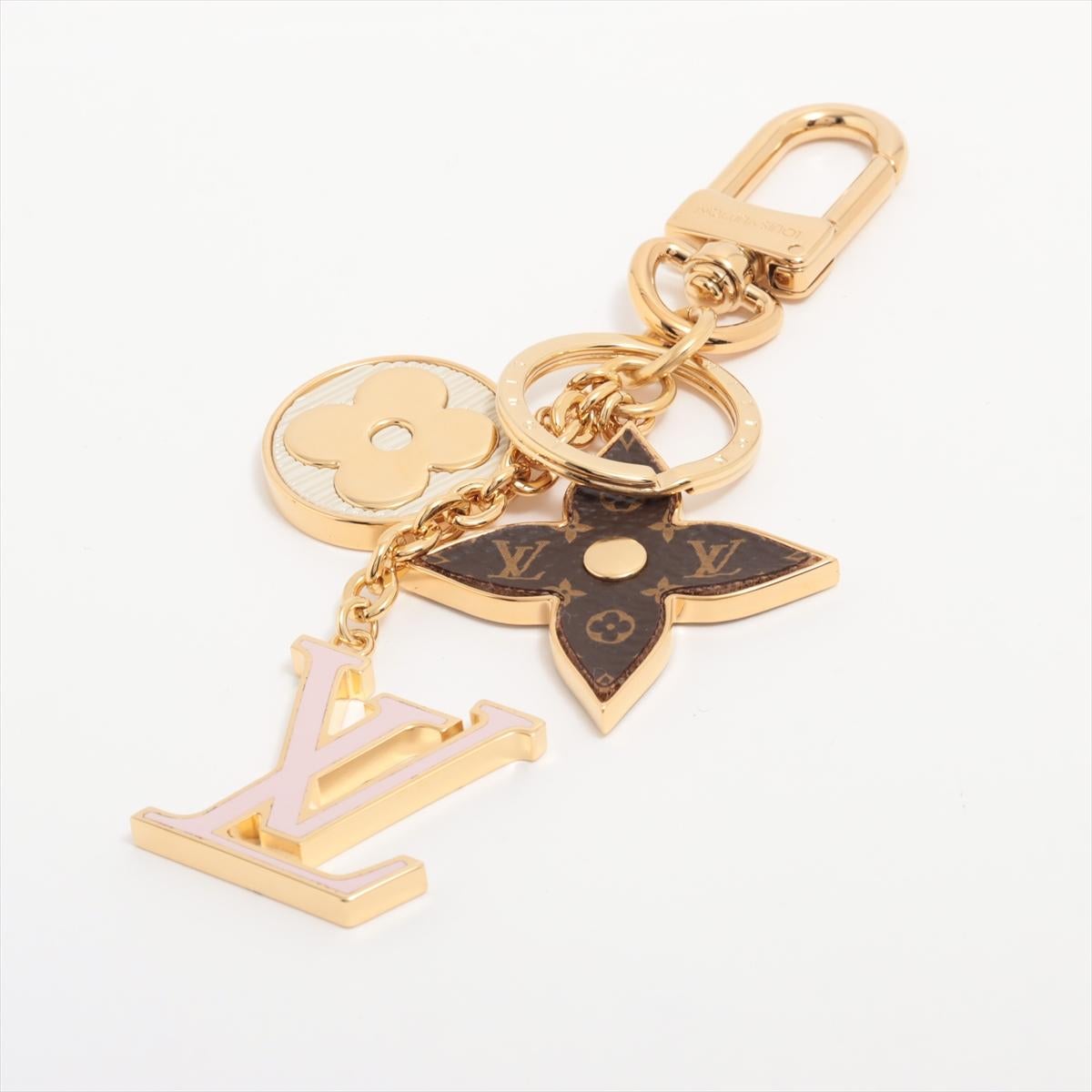 The Louis Vuitton Spring Street Bag Charm is a captivating and stylish accessory that adds a touch of elegance to your bags.  The charm features LV initials at its center, intricately designed with the brand's iconic monogram canvas. Surrounding the
