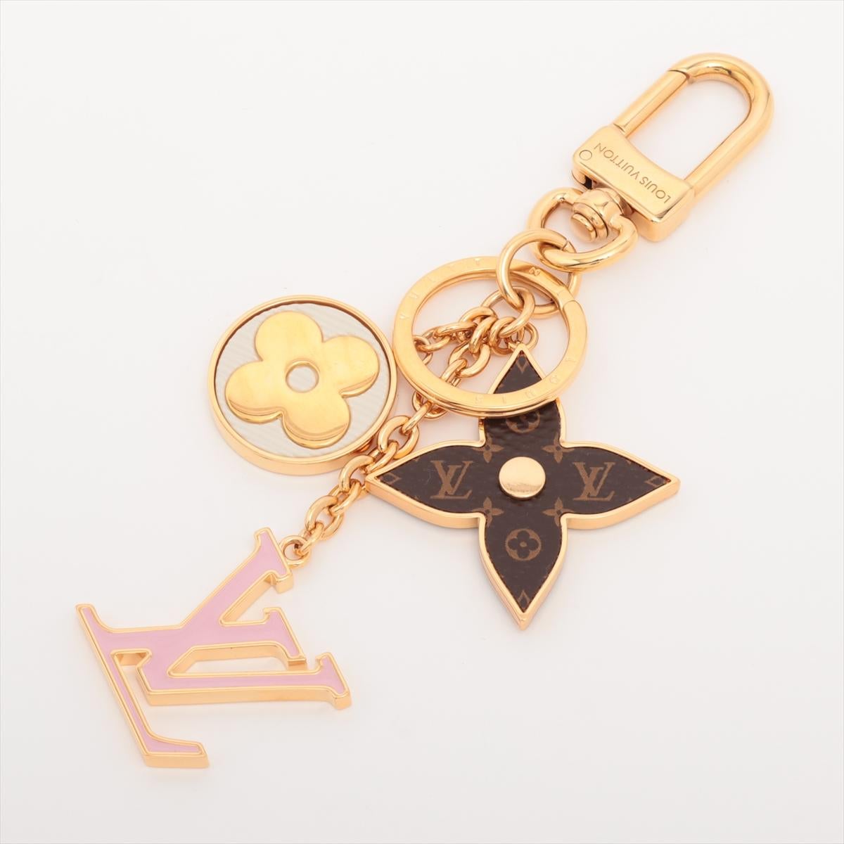 Lo Spring Street Bag Charm di Louis Vuitton è un accessorio accattivante ed elegante che aggiunge un tocco di eleganza alle tue borse.  Il ciondolo presenta al centro le iniziali LV, intricate e disegnate con l'iconico Monogram del marchio. Le