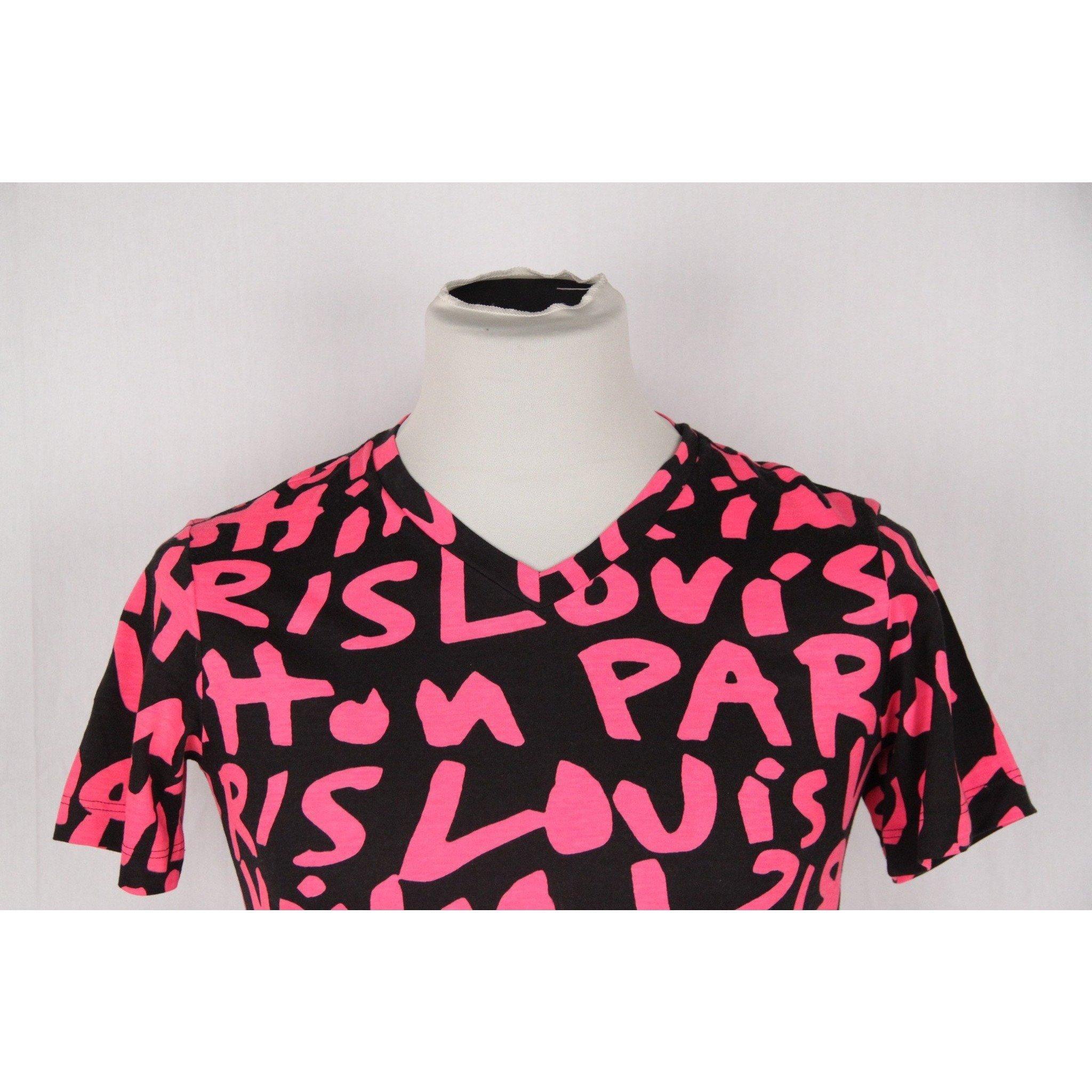 - Men's Louis Vuitton Stephen Sprouse Graffiti T-Shirt
- Black / Neon Pink
- Short Sleeves
- Tonal Stitchings
- Composition: 50% Modal - 50% Cotton
- Slim fit
- Made in Italy
- Size: XS (The size shown for this item is the size indicated by the