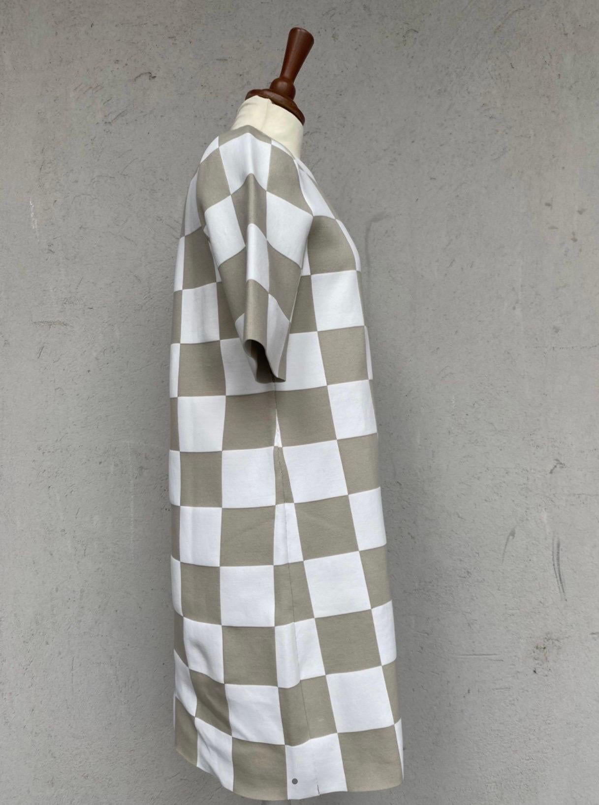 Louis Vuitton midi dress.
SS2013 collection, in mixed material, see label, white and beige checked. size L, measurements: shoulder cm35 length cm82 sleeve cm30 chest cm47 waist cm50.
Excellent condition.