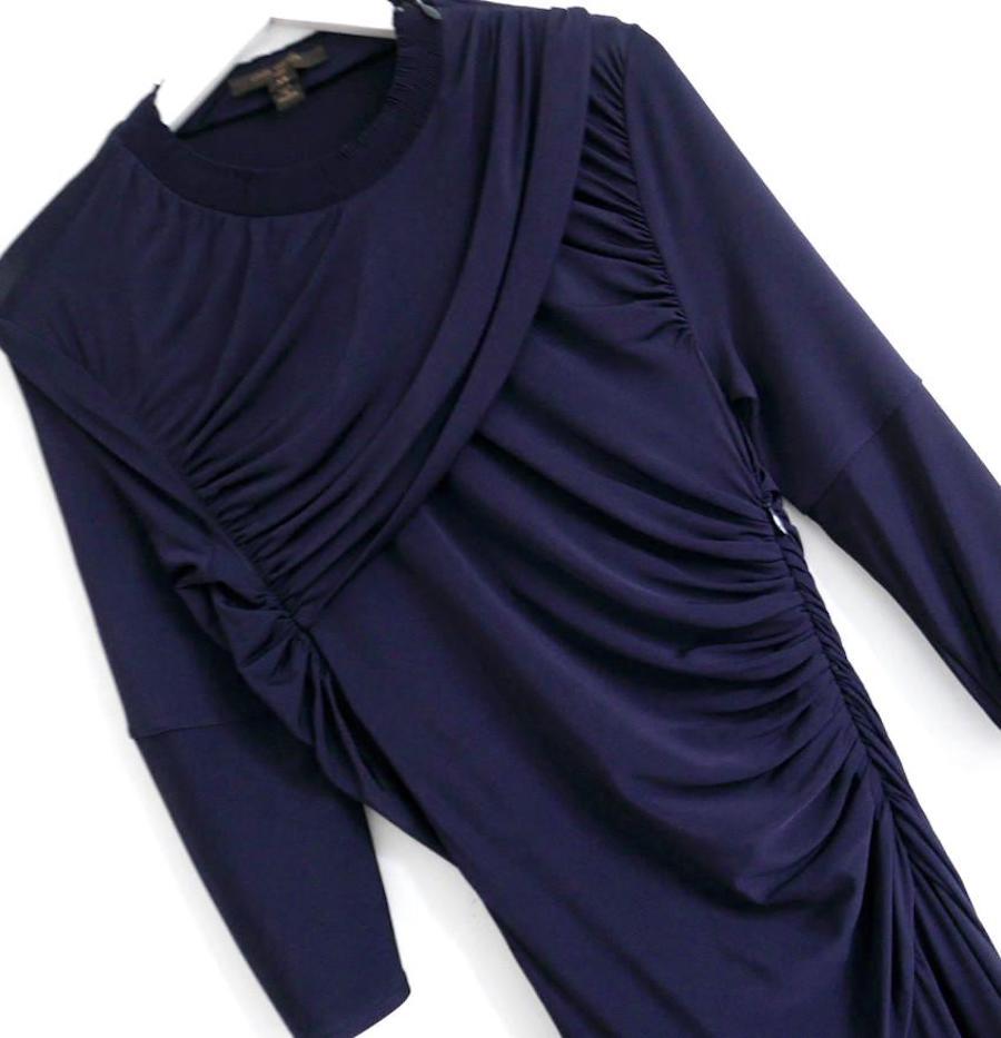 Robe magnifiquement drapée issue de la collection printemps 2017 de Louis Vuitton -... 
Porté une fois et récemment nettoyé à sec. Fabriqué à partir d'un matériau ultra lisse et extensible 
jersey de viscose et d'élasthanne bleu pétrole avec un joli