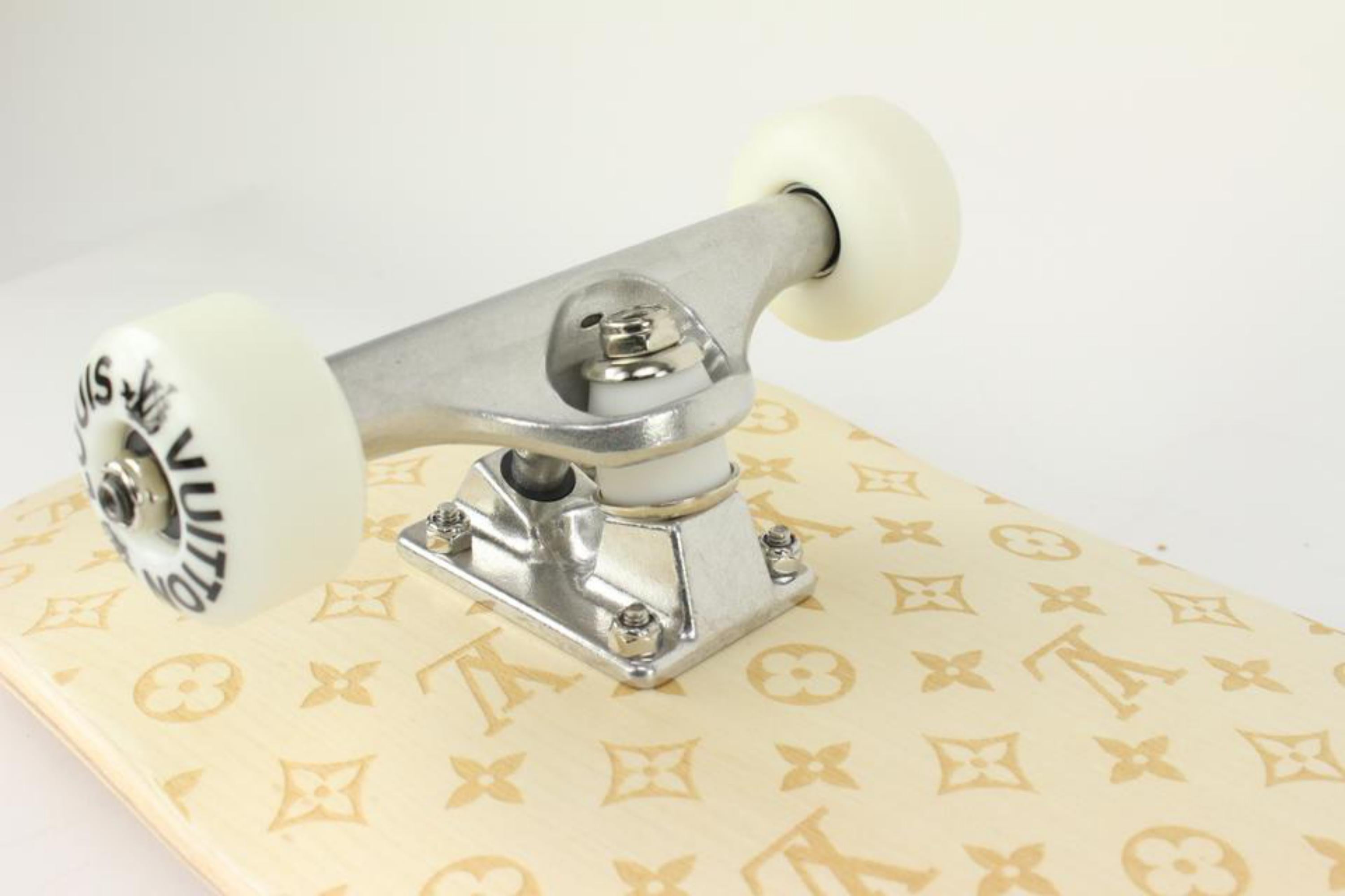 Louis Vuitton ss21 Virgil Abloh Monogram LV Skateboard 1LV1129 In New Condition For Sale In Dix hills, NY