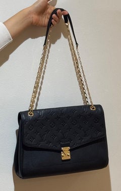 LOUIS VUITTON St Germain Empreinte Schultertasche aus goldenem Leder mit Kette. Ausgezeichnet