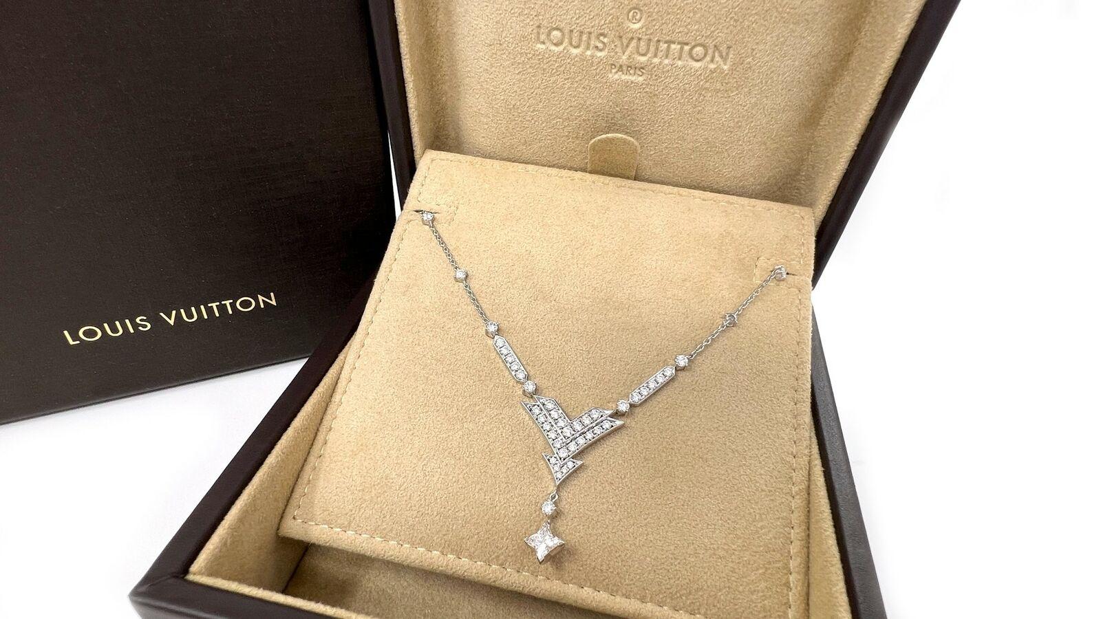 Louis Vuitton Star Diamond 18k White Gold V Dangle Pendant Necklace, Rare! In Excellent Condition For Sale In Boca Raton, FL