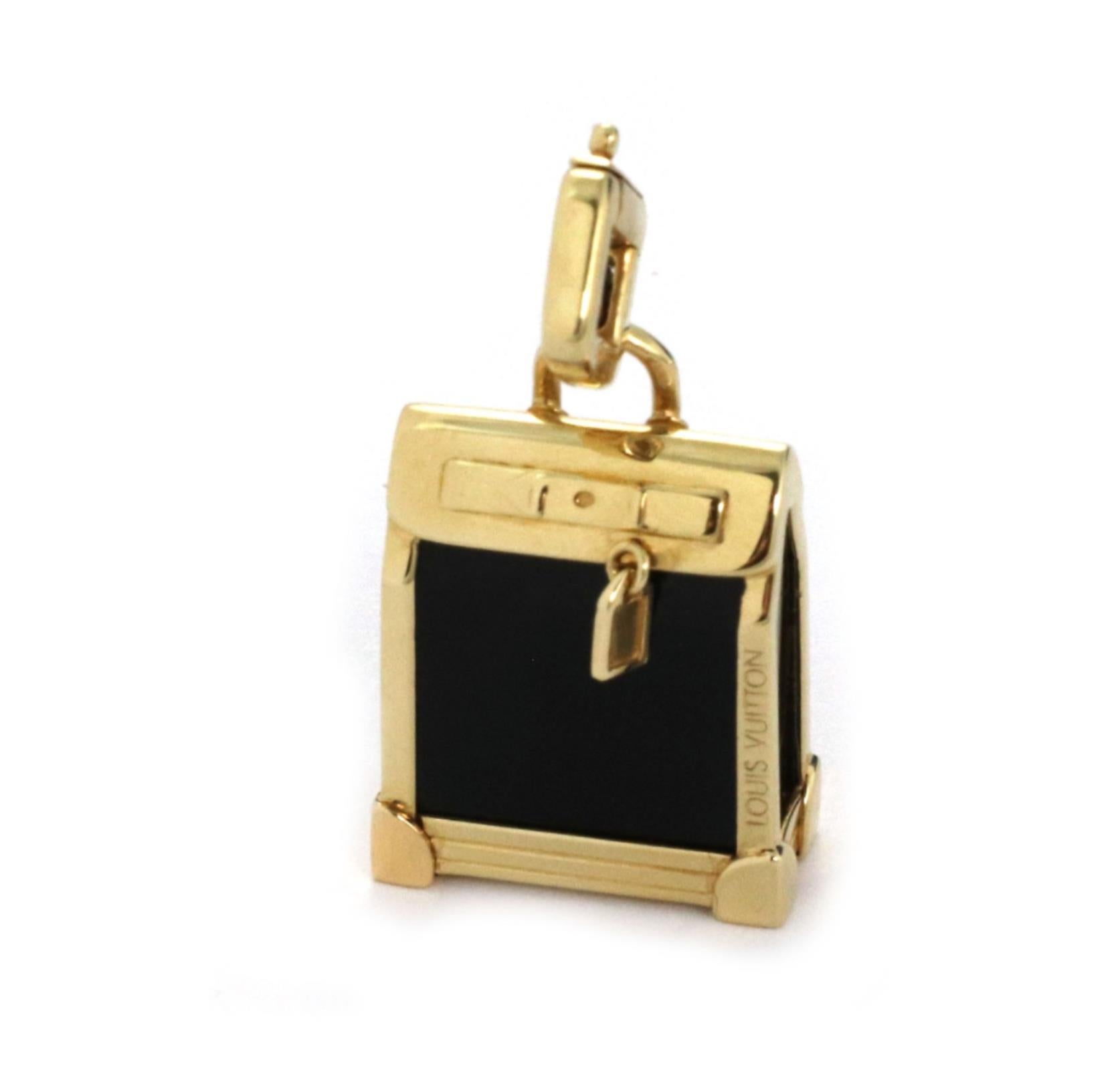 This is an authentic pendant of charm by Louis Vuitton from the Steamer collection. It is crafted from 18k yellow gold with a polished finish. It features a wonder Steamer charm in onyx and yellow gold. The romance of steamer travel is remembered in
