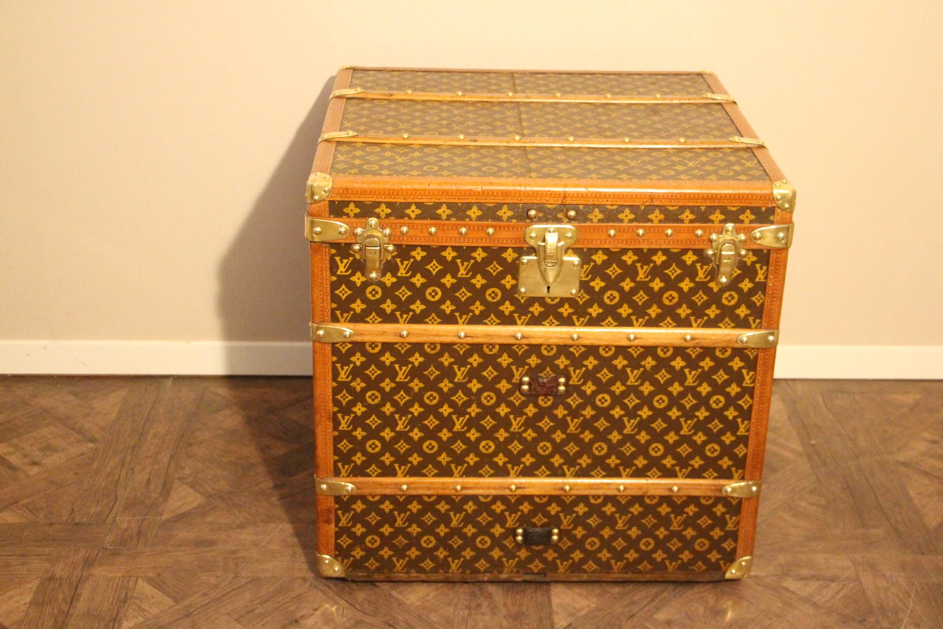 This unusual cube trunk is very elegant and in very good condition. It has got the stenciled LV monogram pattern canvas, lozine trim, LV stamped brass locks, LV stamped studs and leather side handles. It features a custom made painted French flag on