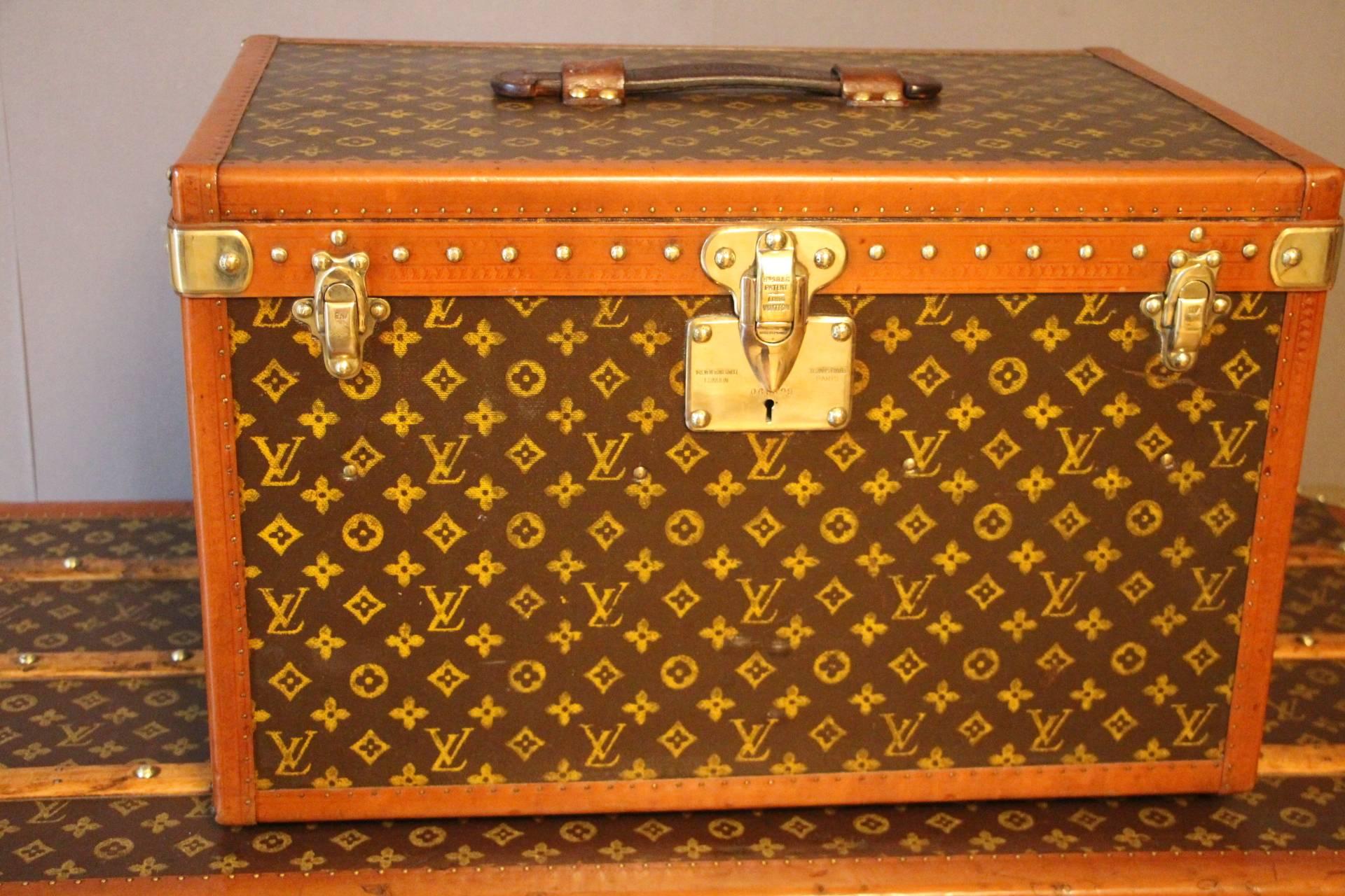 This beautiful Louis Vuitton hat trunk features stenciled monogram canvas, lozine trim, solid brass Louis Vuitton stamped locks and studs and a leather top handle.
Original interior with beige linen and beige velvet as well as its Louis Vuitton