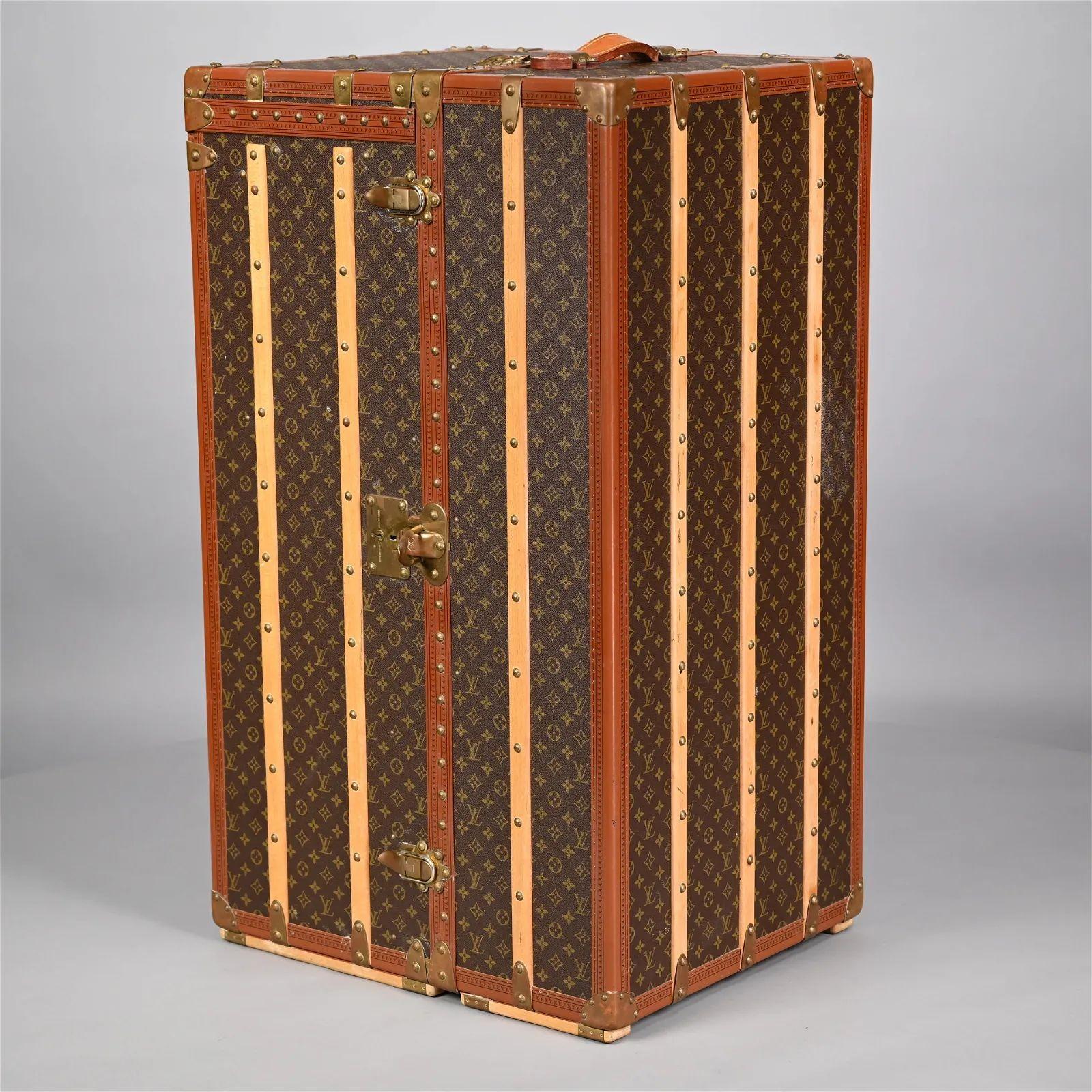 Louis Vuitton, Steamer Trunk, Monogram Canvas, Leather, Special Order Style m12031 Custom with a wait time of up to two years. 

Nous avons le plaisir de vous proposer l'une des deux grandes et impressionnantes malles Louis Vuitton en excellent état