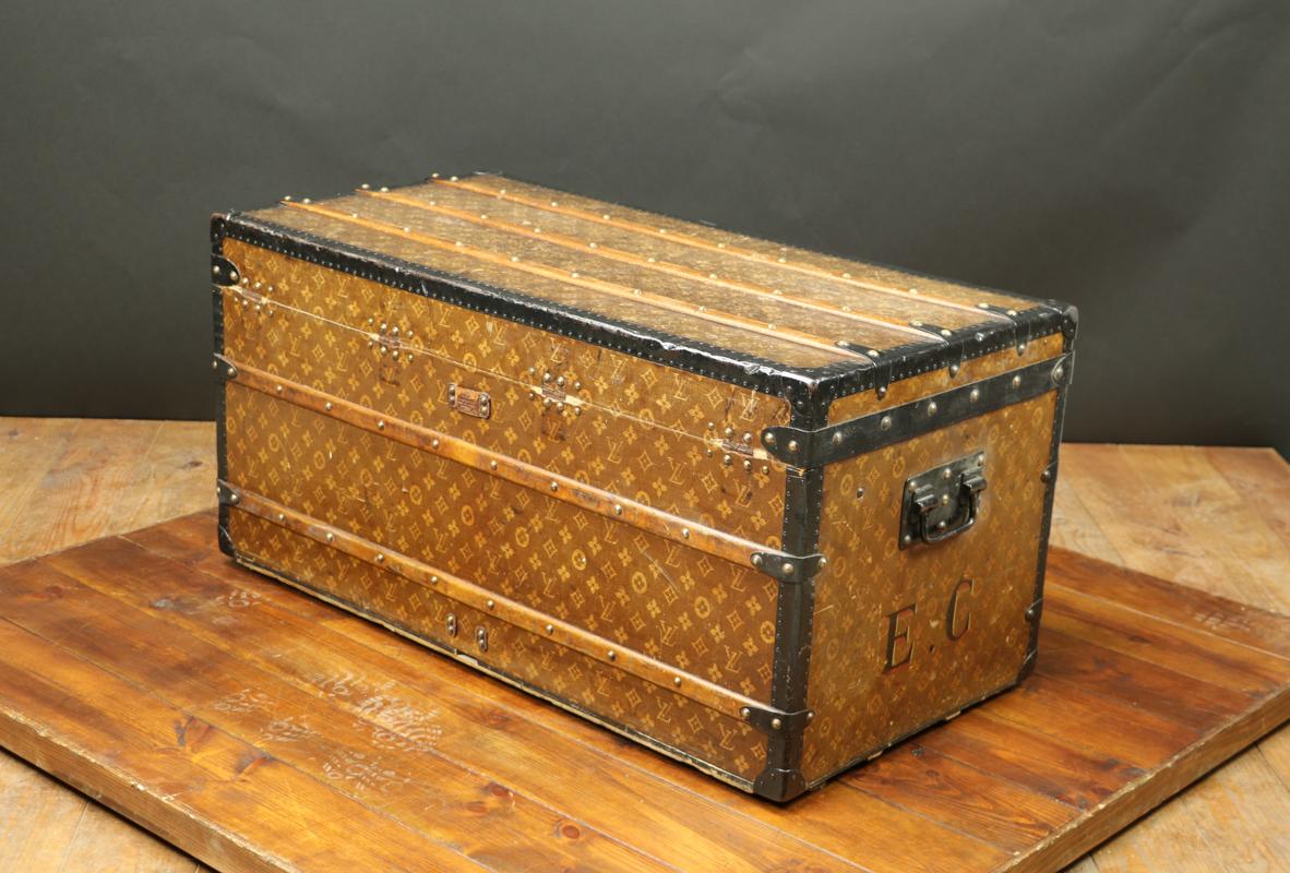 Louis Vuitton steamer trunk woven canvas
Not restored, nor cleaned
Complete with tray
We can, on demand, clean the trunk
Brass lock
Steel Handel
Woven canvas.