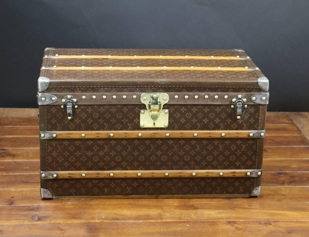 Louis Vuitton steamer trunk

Just cleaned, not restored, in perfect original conditions with one tray

LV monogram stencil canvas

Brass lock 

Steel handels

Original inside.