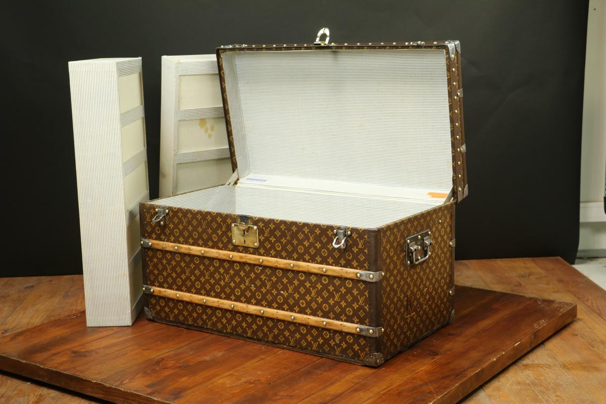 Louis Vuitton stencil steamer trunk
Stencil canvas
Brass trunk
Steel handel , corners
Original inside with two trays
One label on left with Lille shop, one label on the right size with others shop
Original trunk 100% original, only clean.