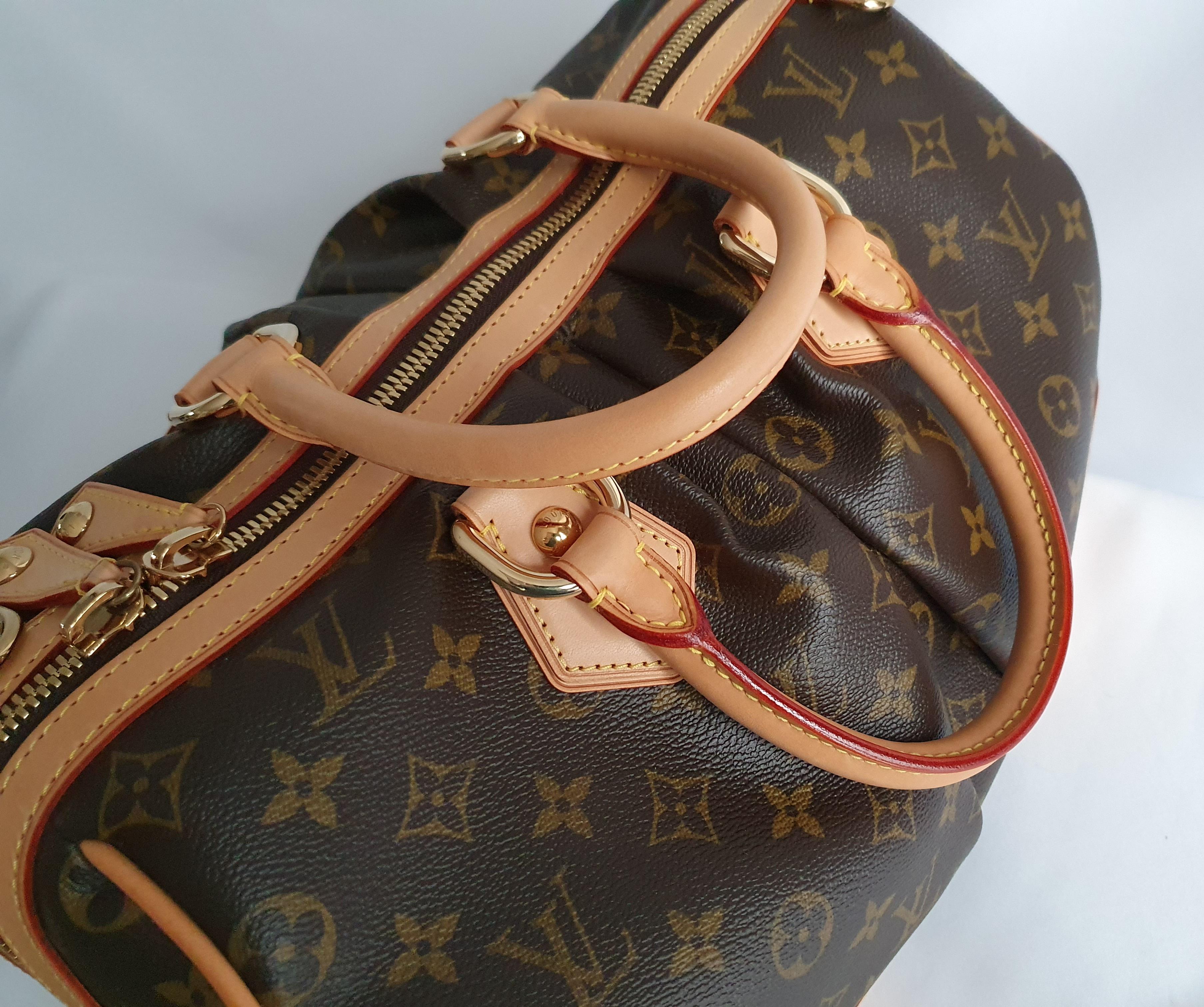 - Designer: LOUIS VUITTON
- Model: Stephen Monogram
- Condition: Very good condition. Sign of wear on Leather
- Accessories: Dustbag
- Measurements: Width: 34cm , Height: 23cm, Depth: 22cm 
- Exterior Material: Canvas
- Exterior Color: Brown
-